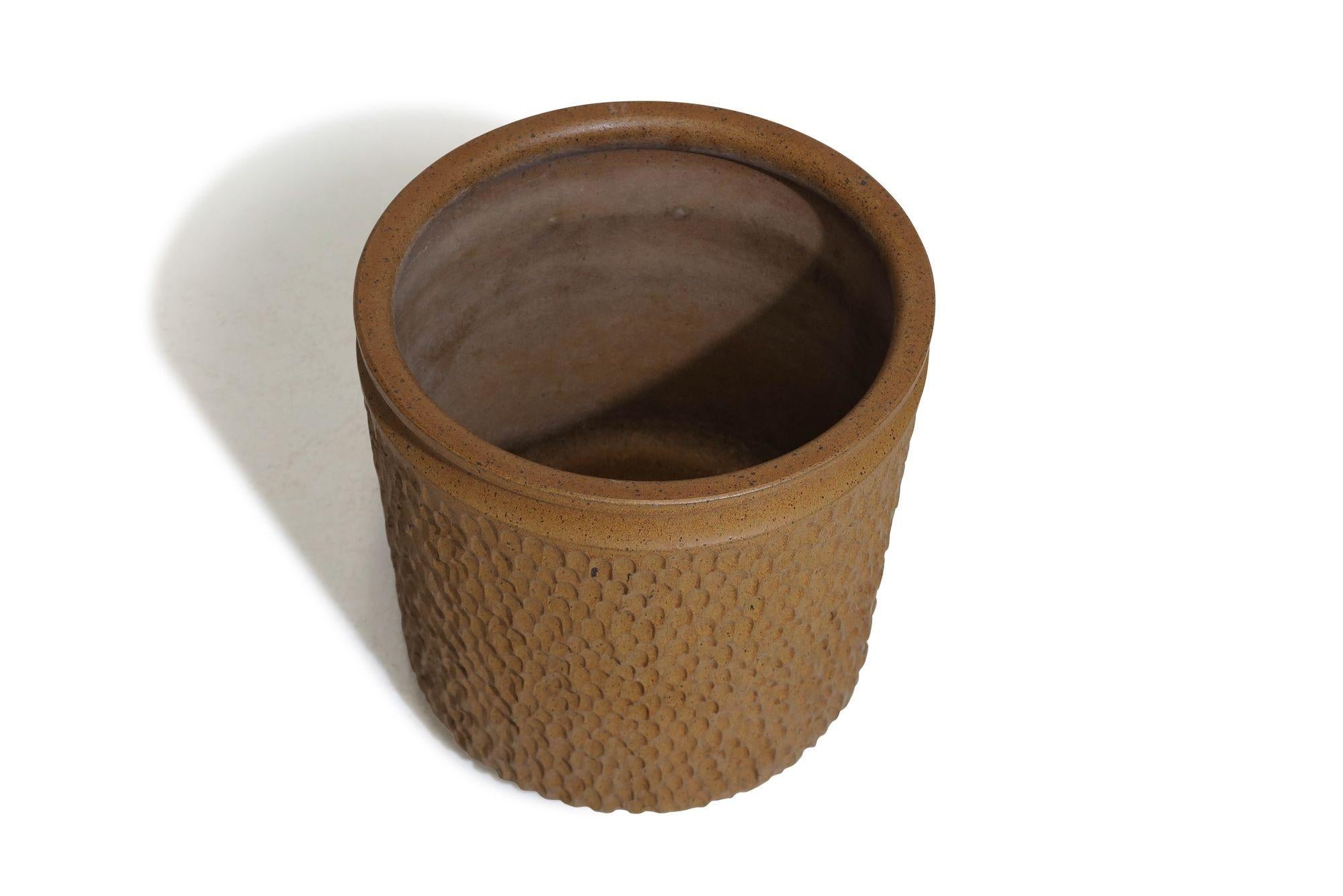 Large Robert Maxwell & David Cressey Thumbprint planter for Earthgender in a textured earthenware with a beautiful brown glaze.
Diameter 17,50'' x H 18,50''