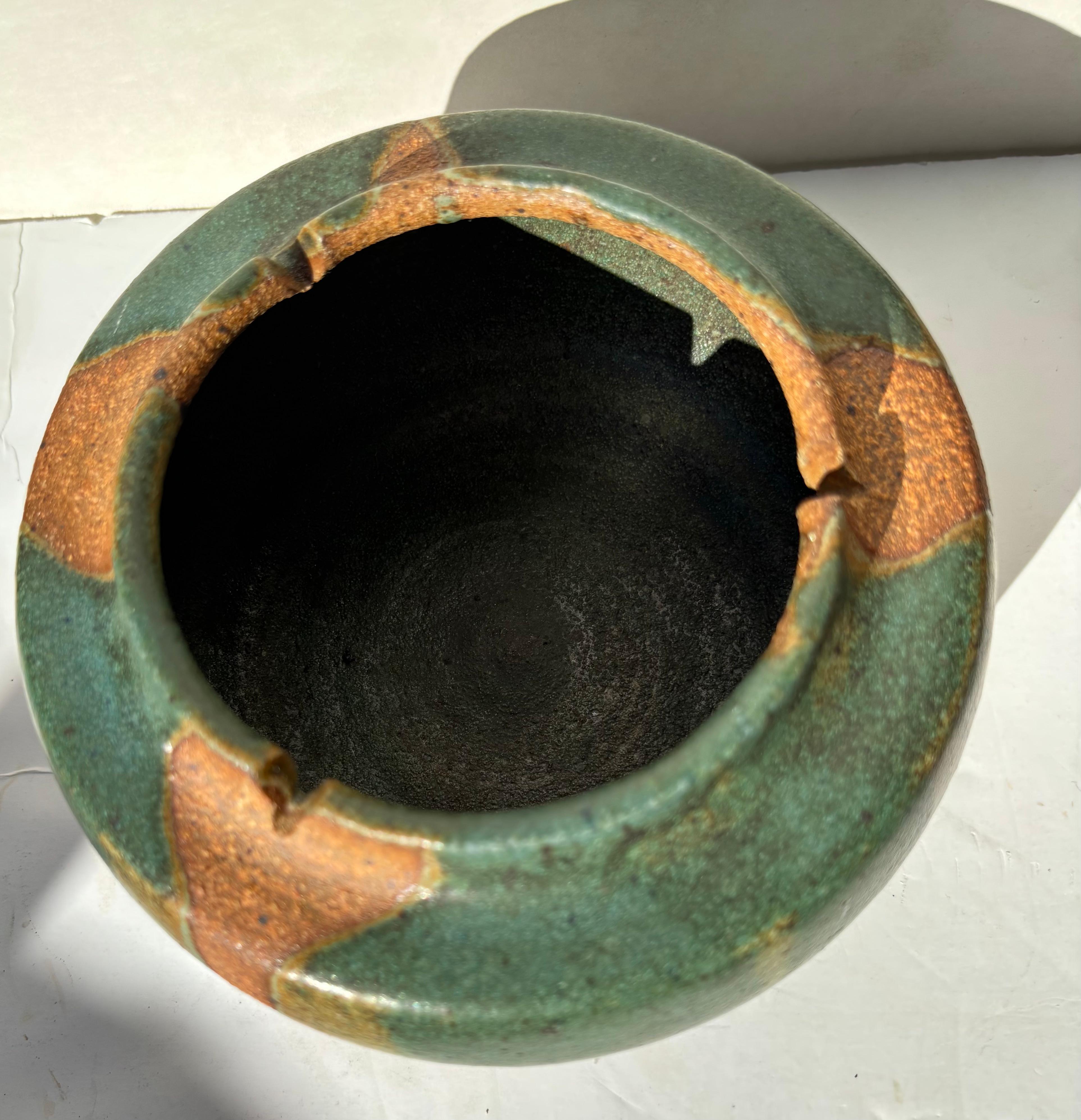 Signé R Maxwell, bol en poterie avec décorations, pas un cendrier. V.I.I.I. Décorations et glaçages . Il s'agit d'un bol d'atelier, probablement fait en plis, studio .signé et numéro d'inventaire .