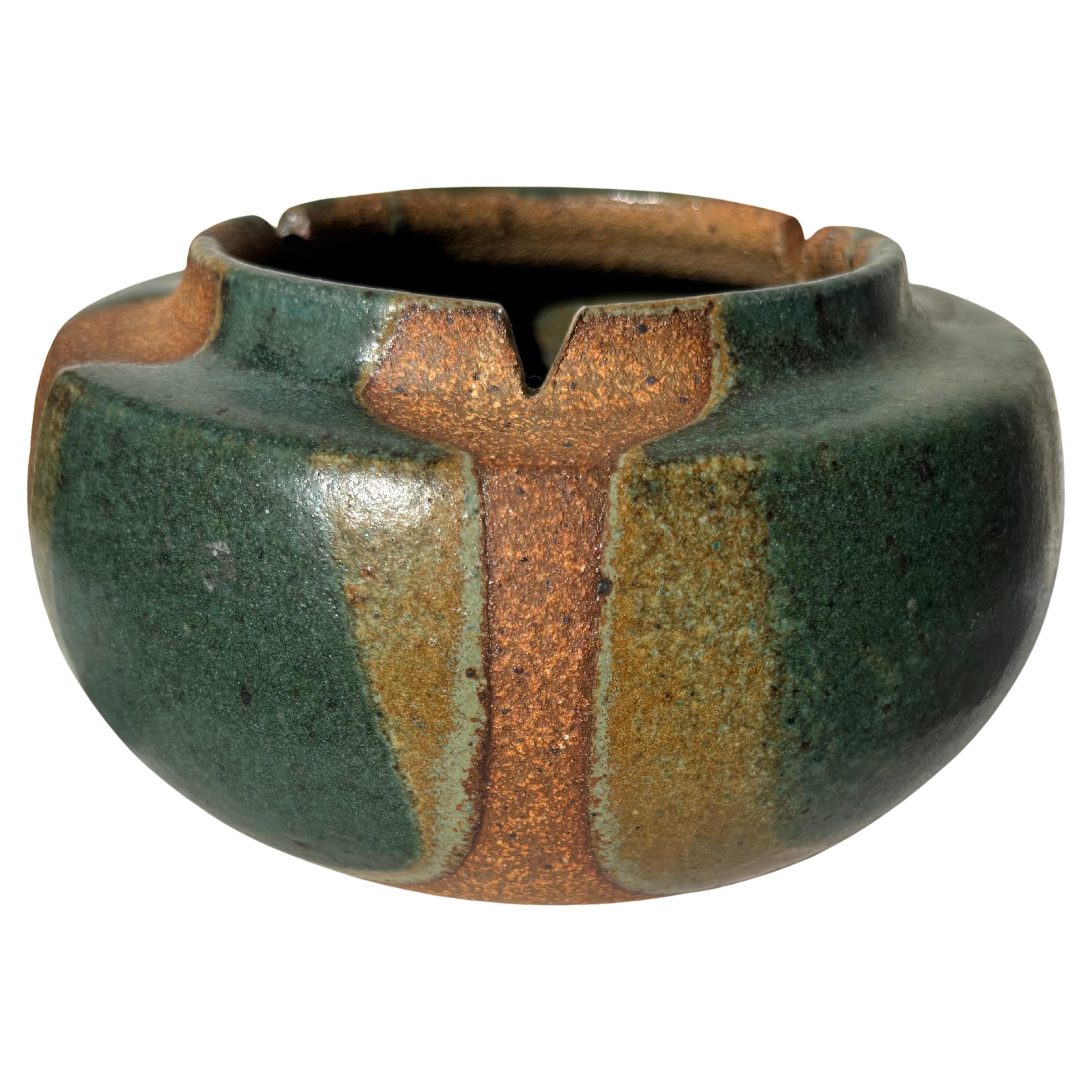 Robert Maxwell decorated Pottery/ Earthgender Studio bowl with" V "cuts signed . en vente