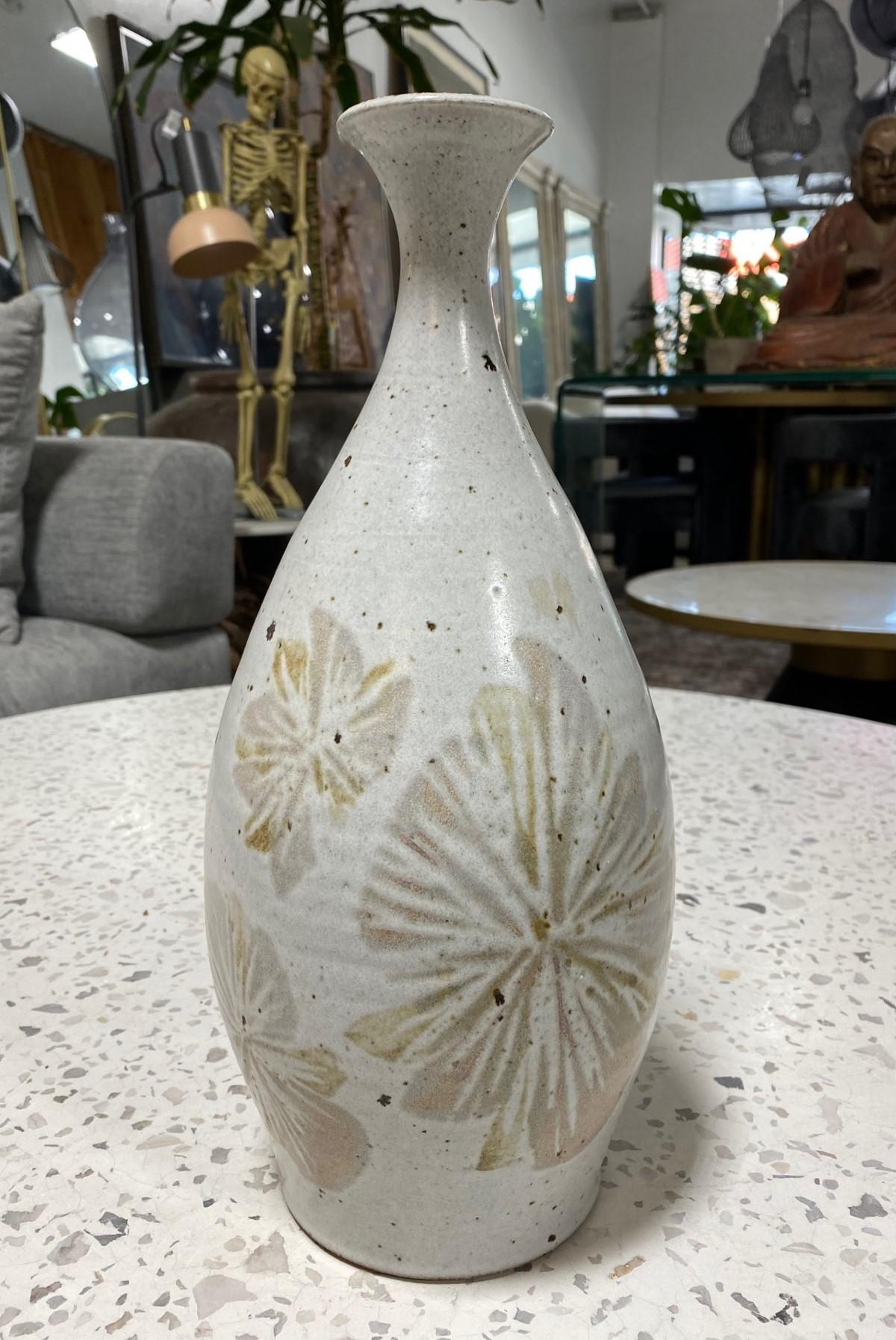 Un grand vase en poterie California Studio du milieu du siècle dernier, merveilleusement réalisé et conçu par le célèbre artiste céramiste californien Robert Maxwell, avec une glaçure gris pâle rayonnante et un motif floral peint à la main. 
