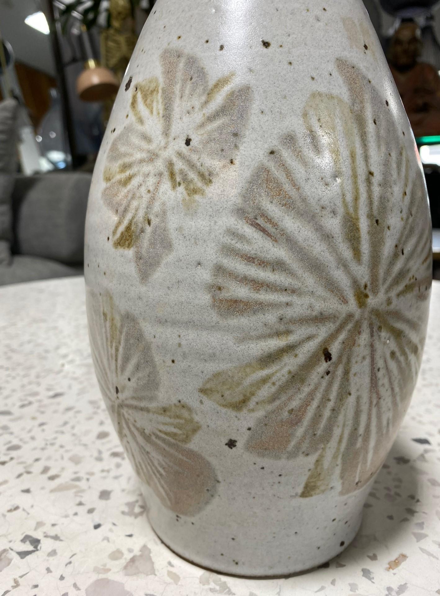 Mid-Century Modern Vase signé Robert Maxwell Earthgender Large Mid-Century California Pottery Vase en vente