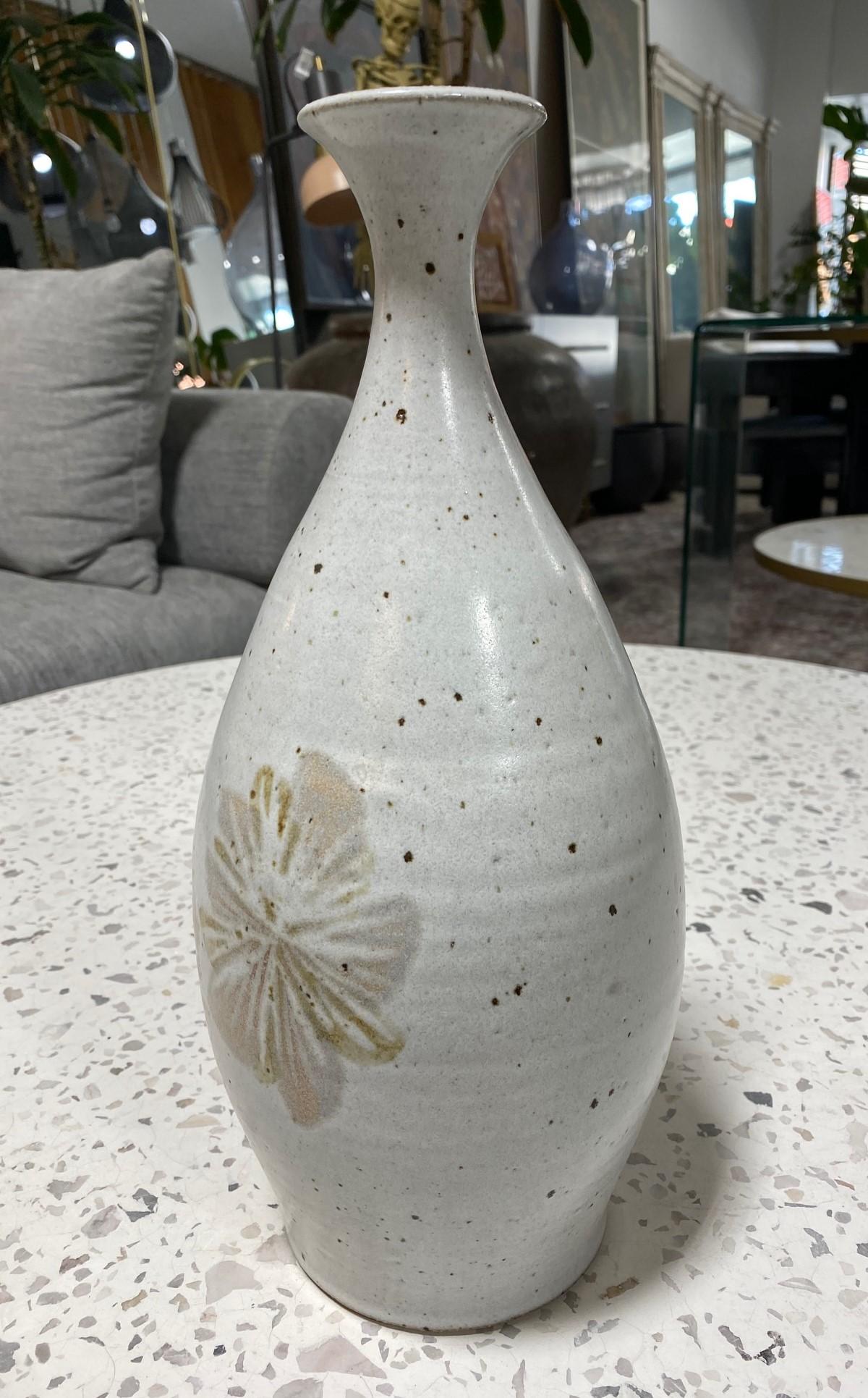 20ième siècle Vase signé Robert Maxwell Earthgender Large Mid-Century California Pottery Vase en vente