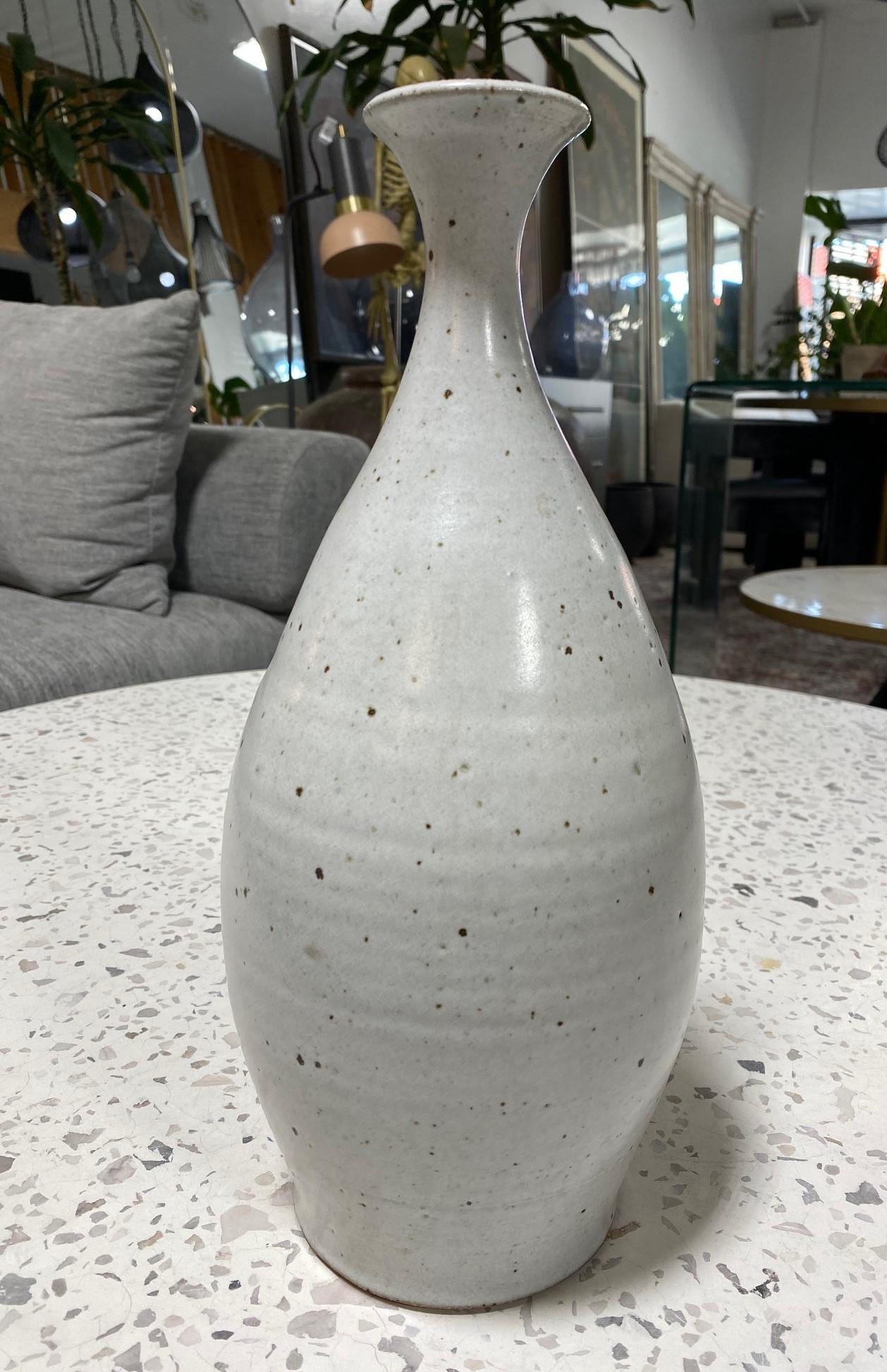Poterie Vase signé Robert Maxwell Earthgender Large Mid-Century California Pottery Vase en vente