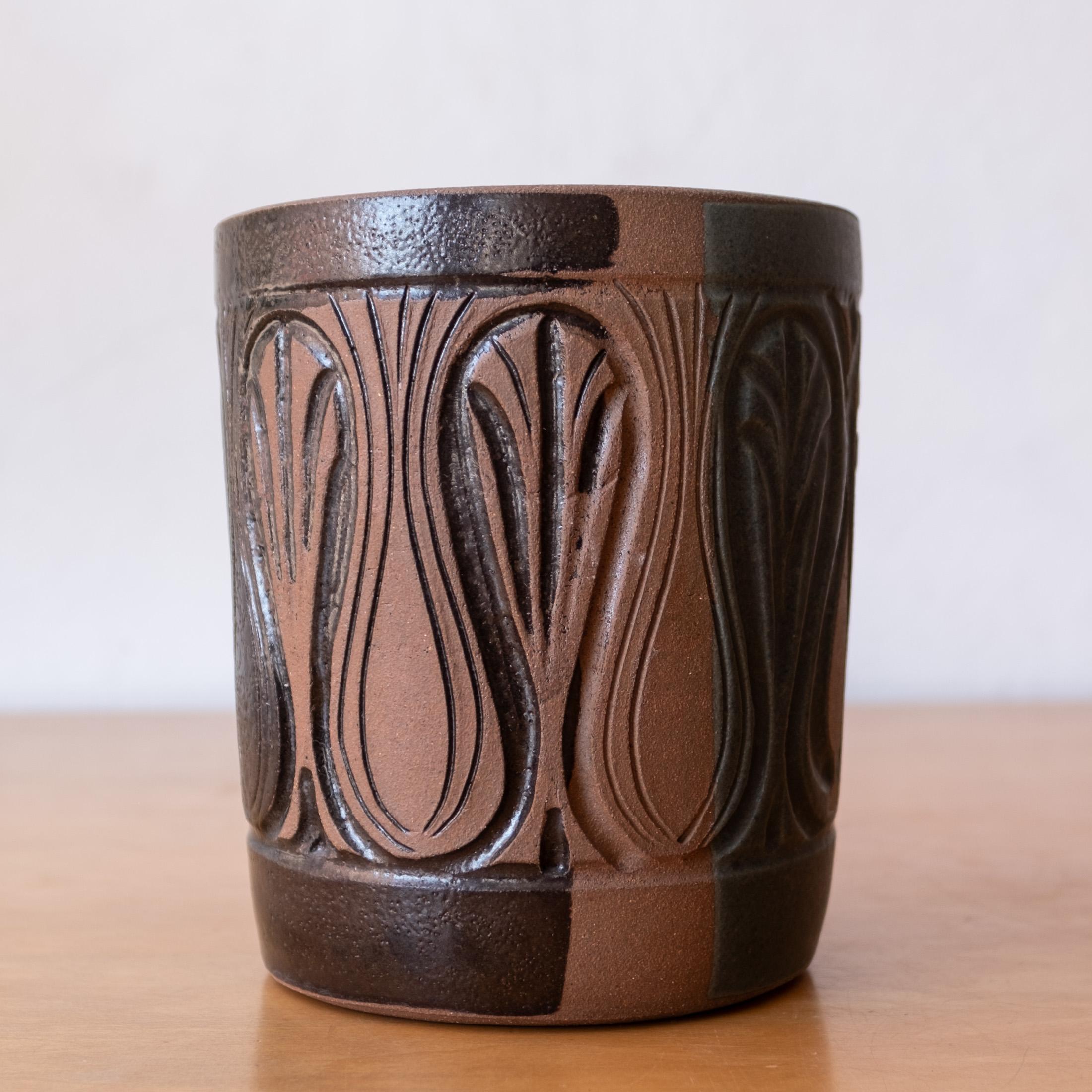 Vaso in gres realizzato a mano da Robert Maxwell.  Smalto a fiamma rara  Si tratta di un'opera personalizzata acquistata direttamente da Robert Maxwell. Firmato e datato, 2006 