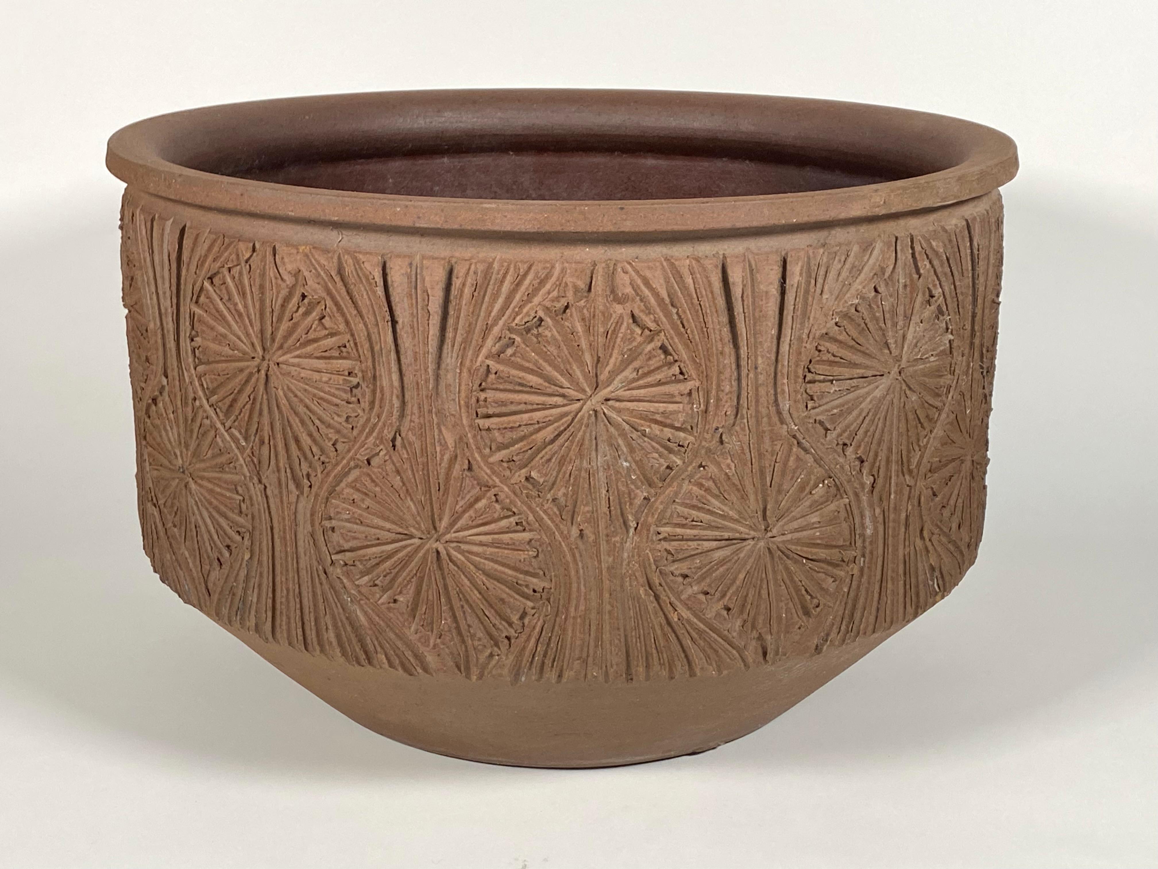 Large stoneware garden planter by Robert Maxwell and David Cressey for Earthgender Ceramics of Southern California during the 1960s. Having a rich brown textural ceramic body with incised patterns into the clay all around the circumference of the