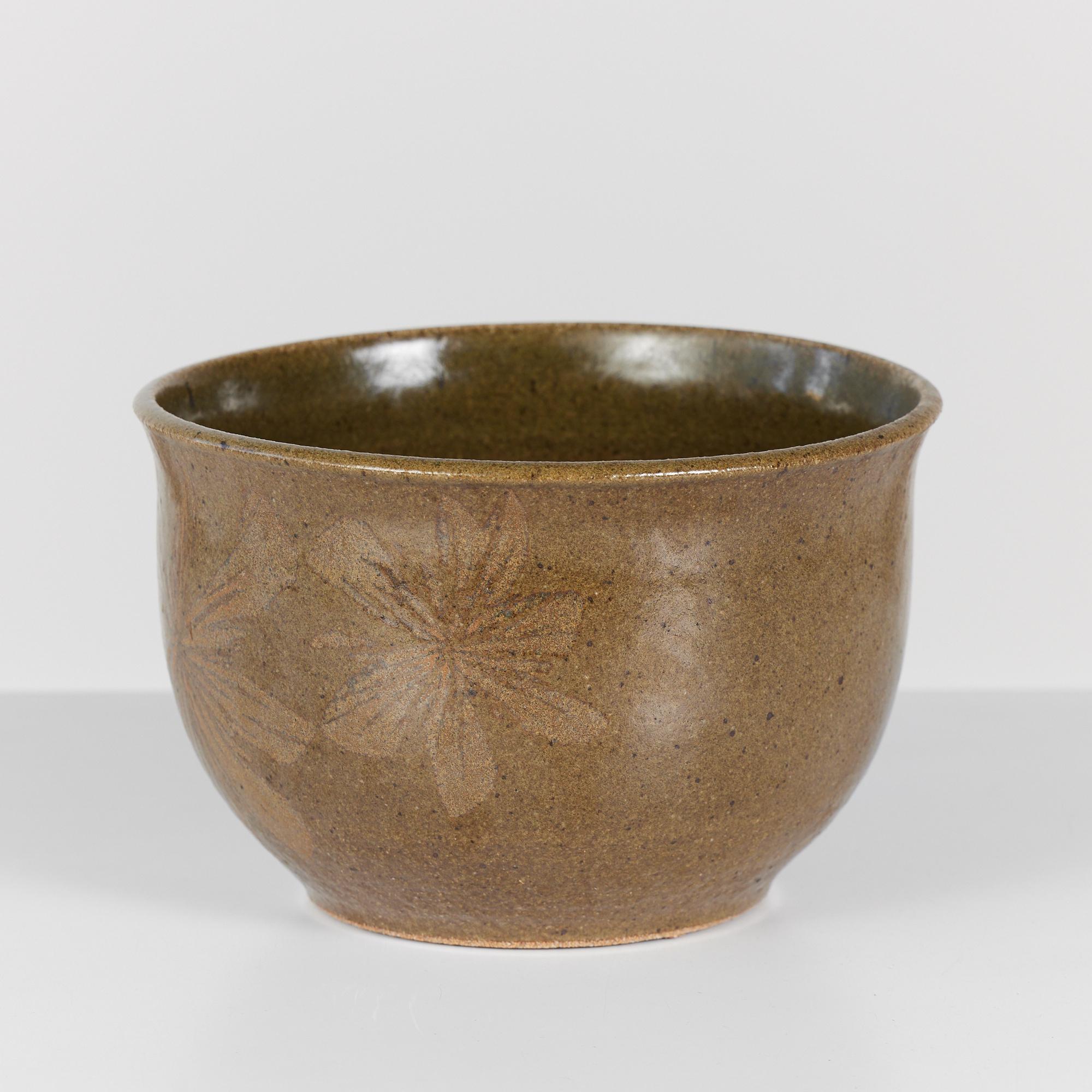 Vernissé Jardinière Robert Maxwell en poterie émaillée de studio avec motif floral en vente