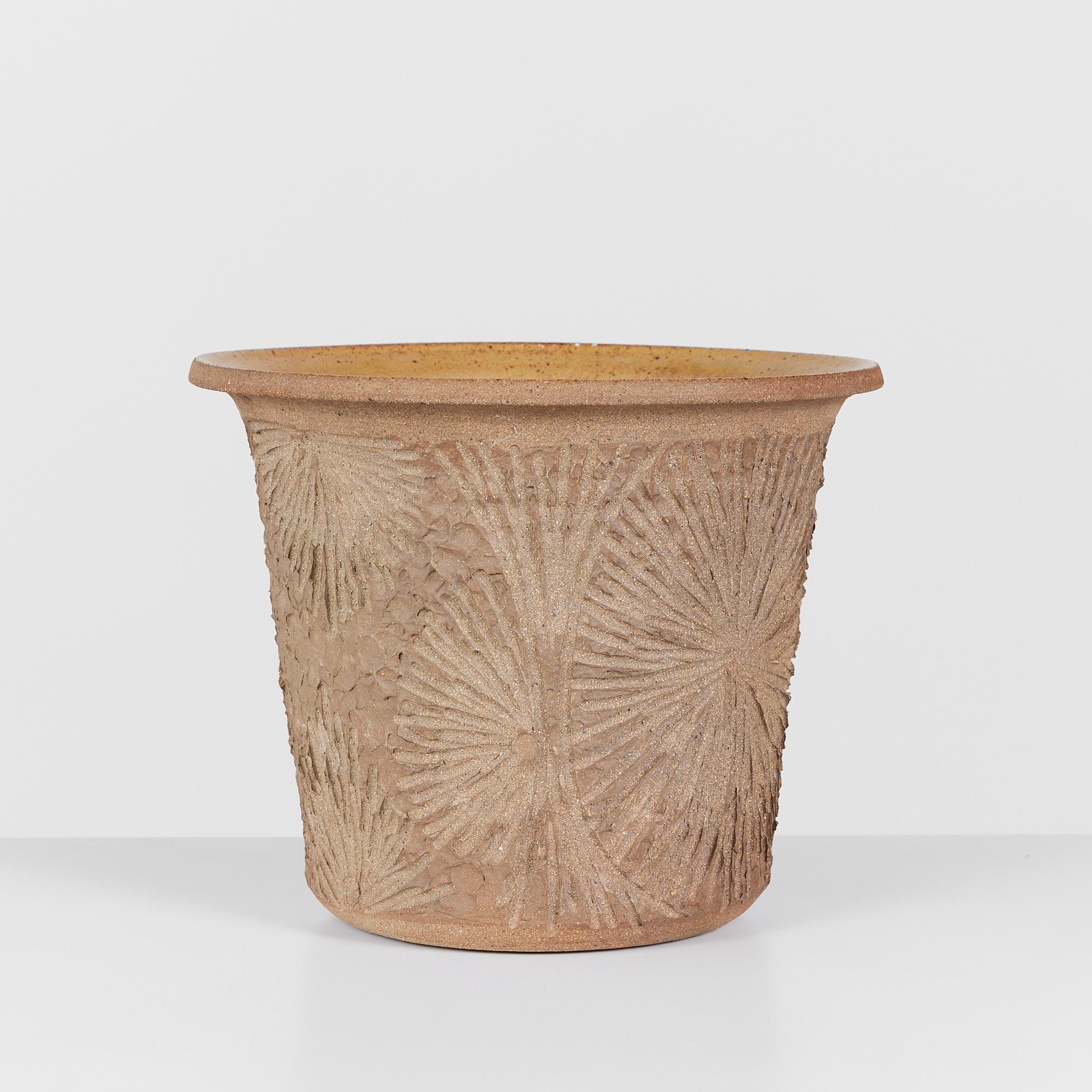 Hand thrown studio pottery planter by California ceramics artist Robert Maxwell, circa 1970s. This example has a tulip shape that flares at the lip. It is decorated with Maxwell's signature incised designs, of sunbursts and thumbprints. The interior