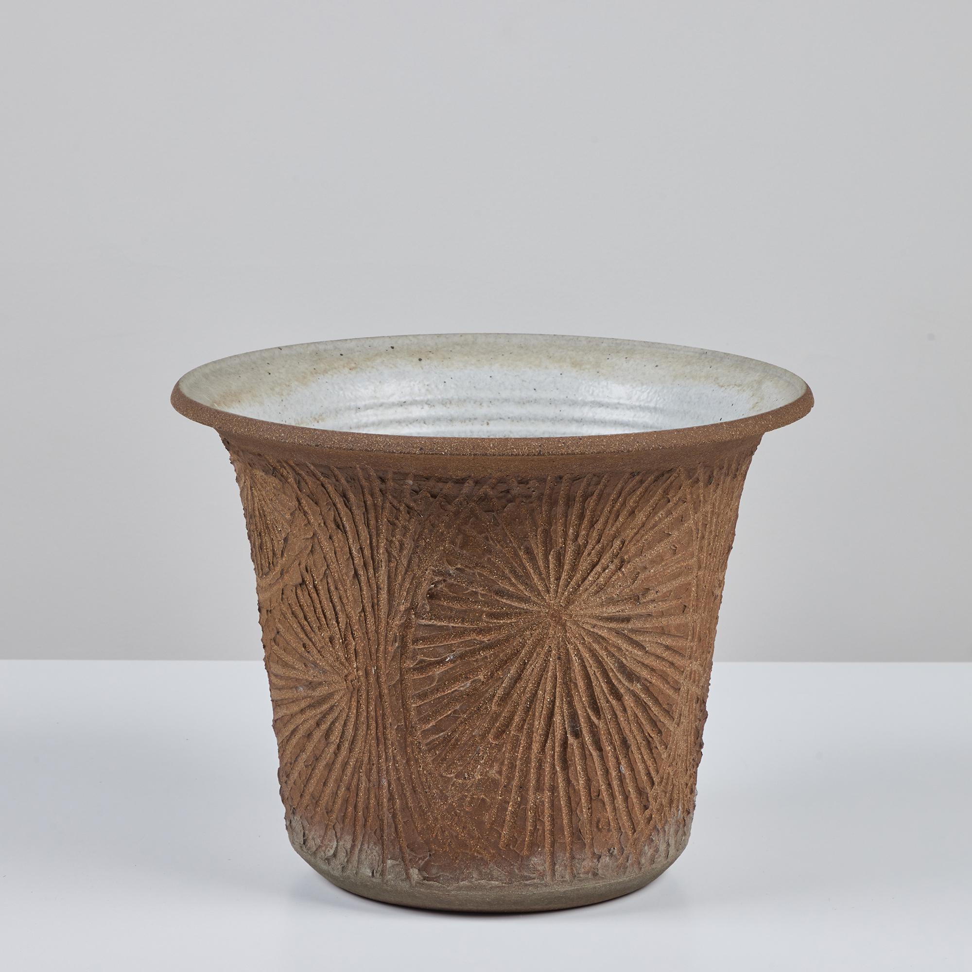 Hand thrown studio pottery planter by California ceramics artist Robert Maxwell, c.1970s. This example has a tulip shape that flares at the lip. It is decorated with Maxwell's signature incised designs, of sunbursts and thumbprints. The interior is