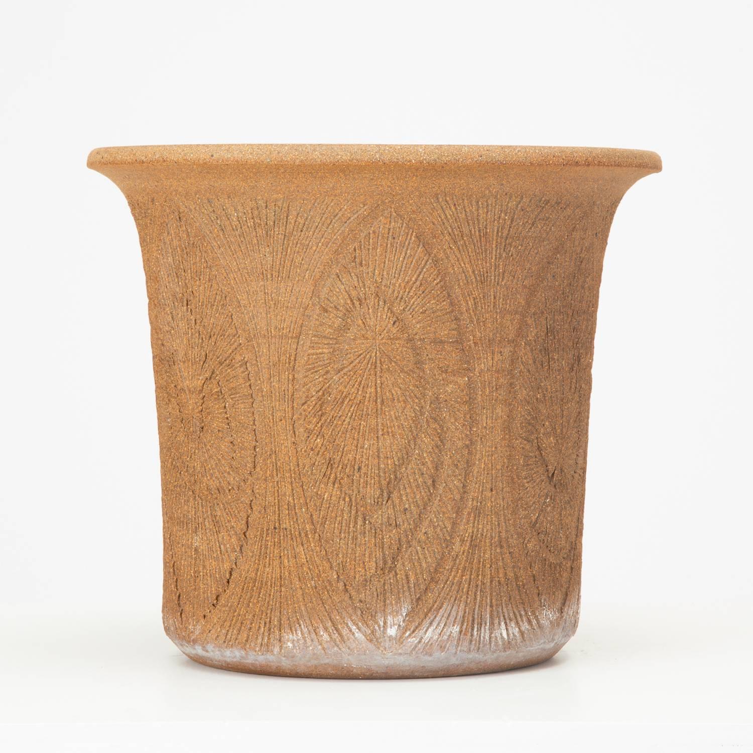 A 1970s handmade studio pottery planter by California ceramics artist Robert Maxwell. This example has a tulip shape that flares at the lip. It is decorated with Maxwell's signature incised designs, a marquise motif suggesting peacock feathers. The