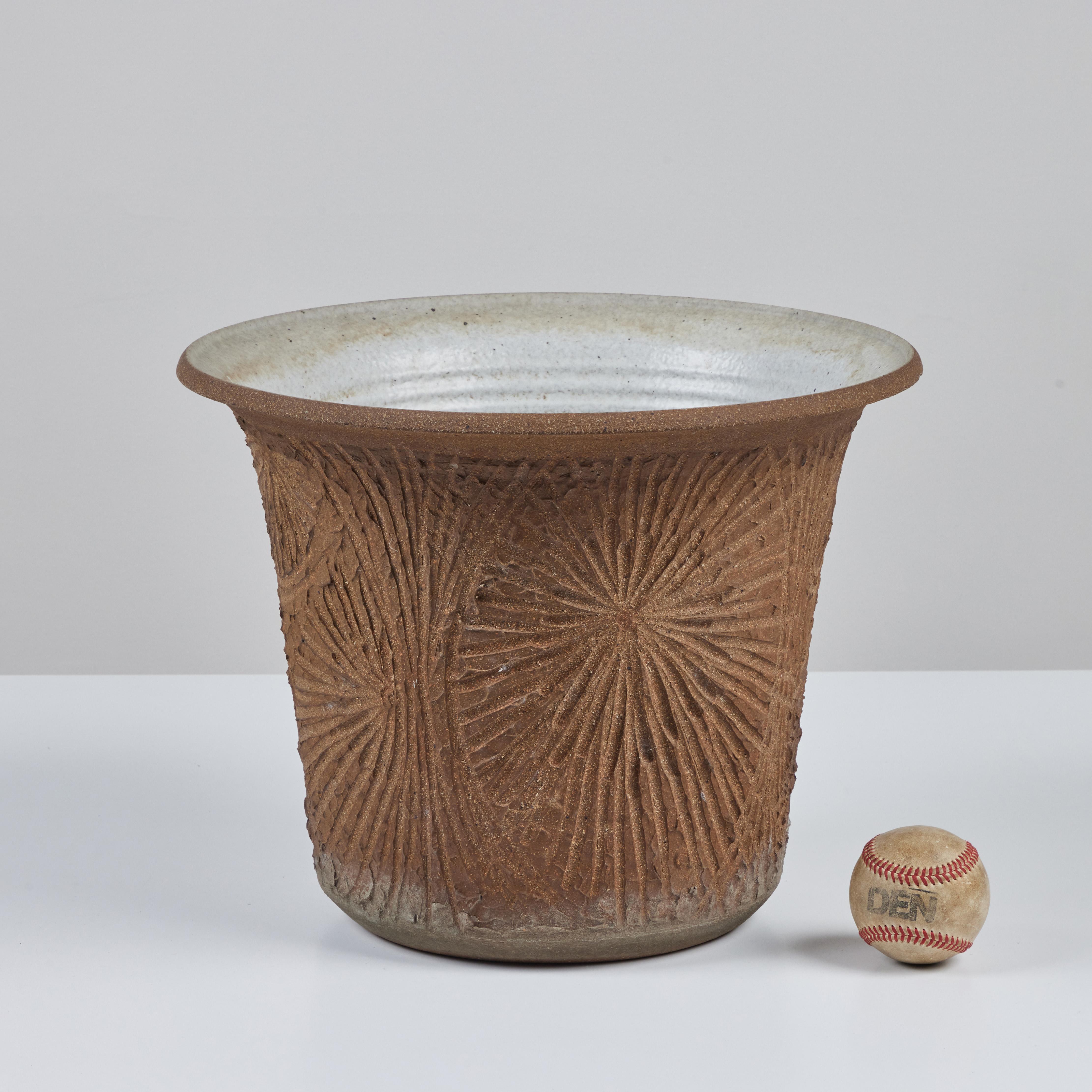 Mid-Century Modern Jardinière Robert Maxwell Incisée Studio Pottery avec lèvre évasée en vente
