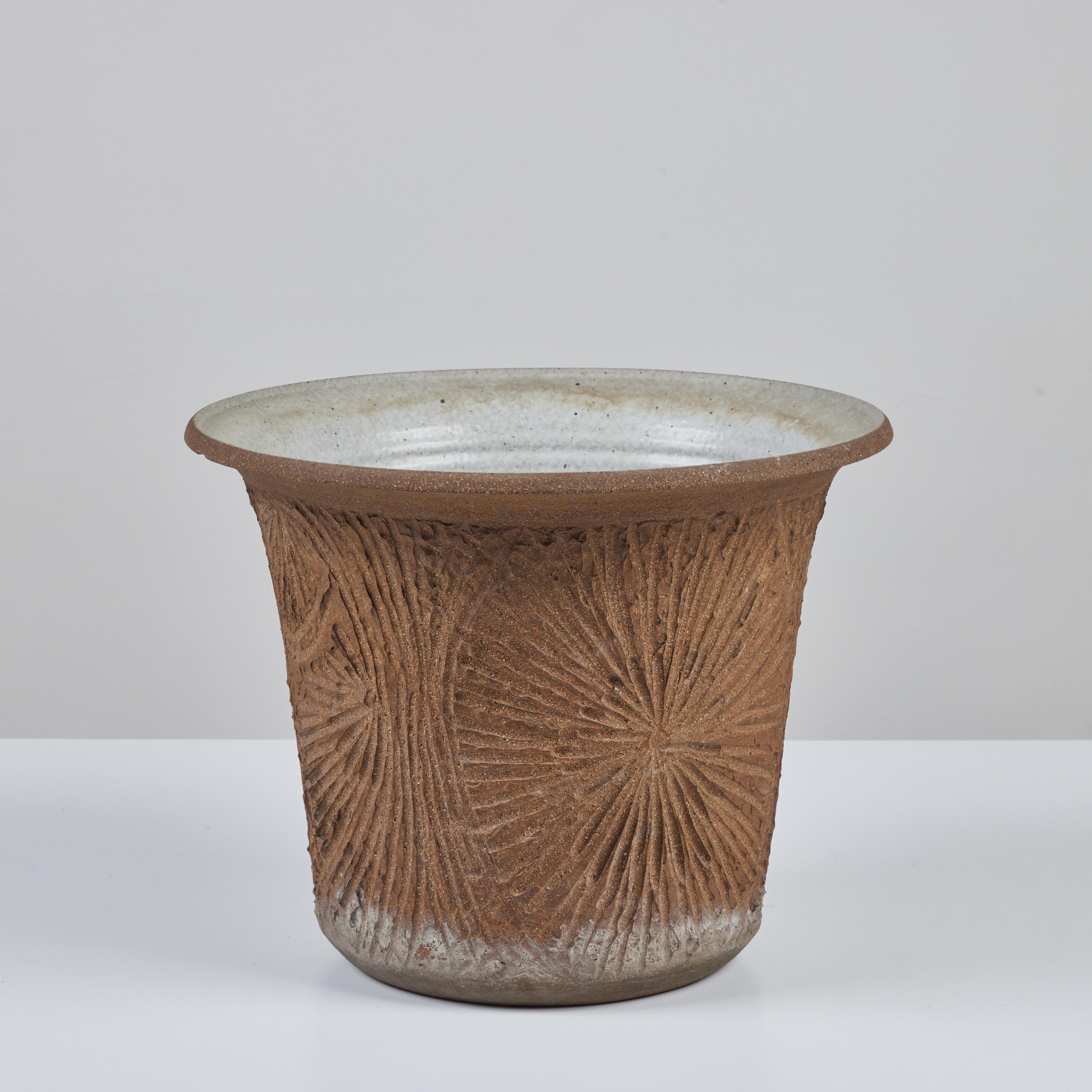 Robert Maxwell Incised Studio Pottery Planter with Flared Lip In Excellent Condition For Sale In Los Angeles, CA
