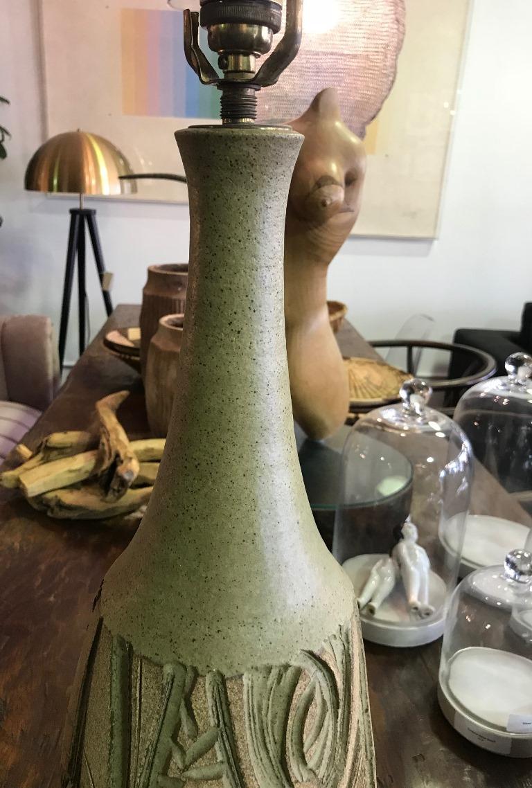 Robert Maxwell Signed Large Mid-Century Modern Earthgender Ceramic Table Lamp In Good Condition In Studio City, CA