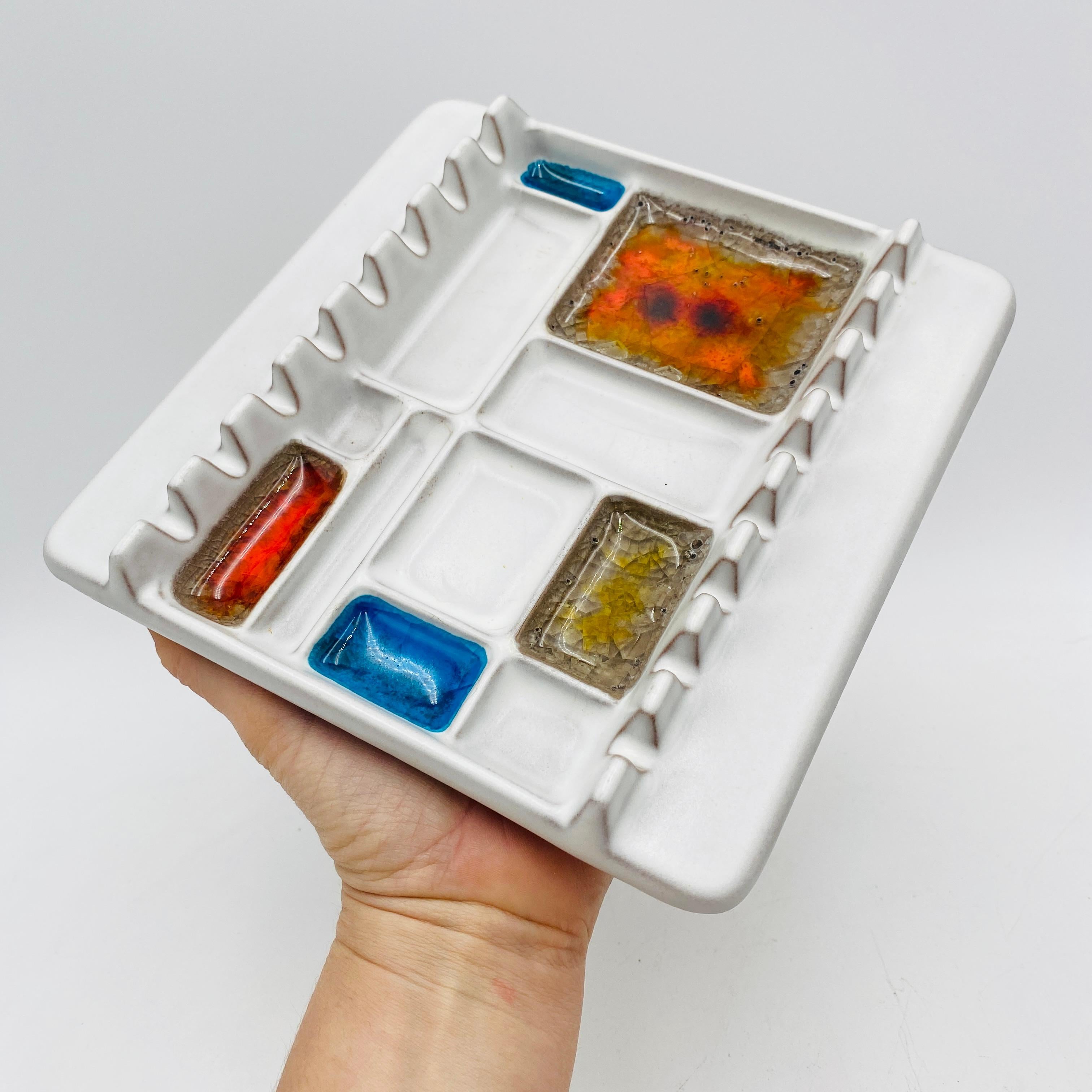 Robert Maxwell est probablement plus connu pour les sculptures animales en grès imaginatives qu'il a produites dans les années 1960 à Venice, en Californie. Mais il est bien plus que cela. C'est un potier accompli qui peut produire et produit à peu