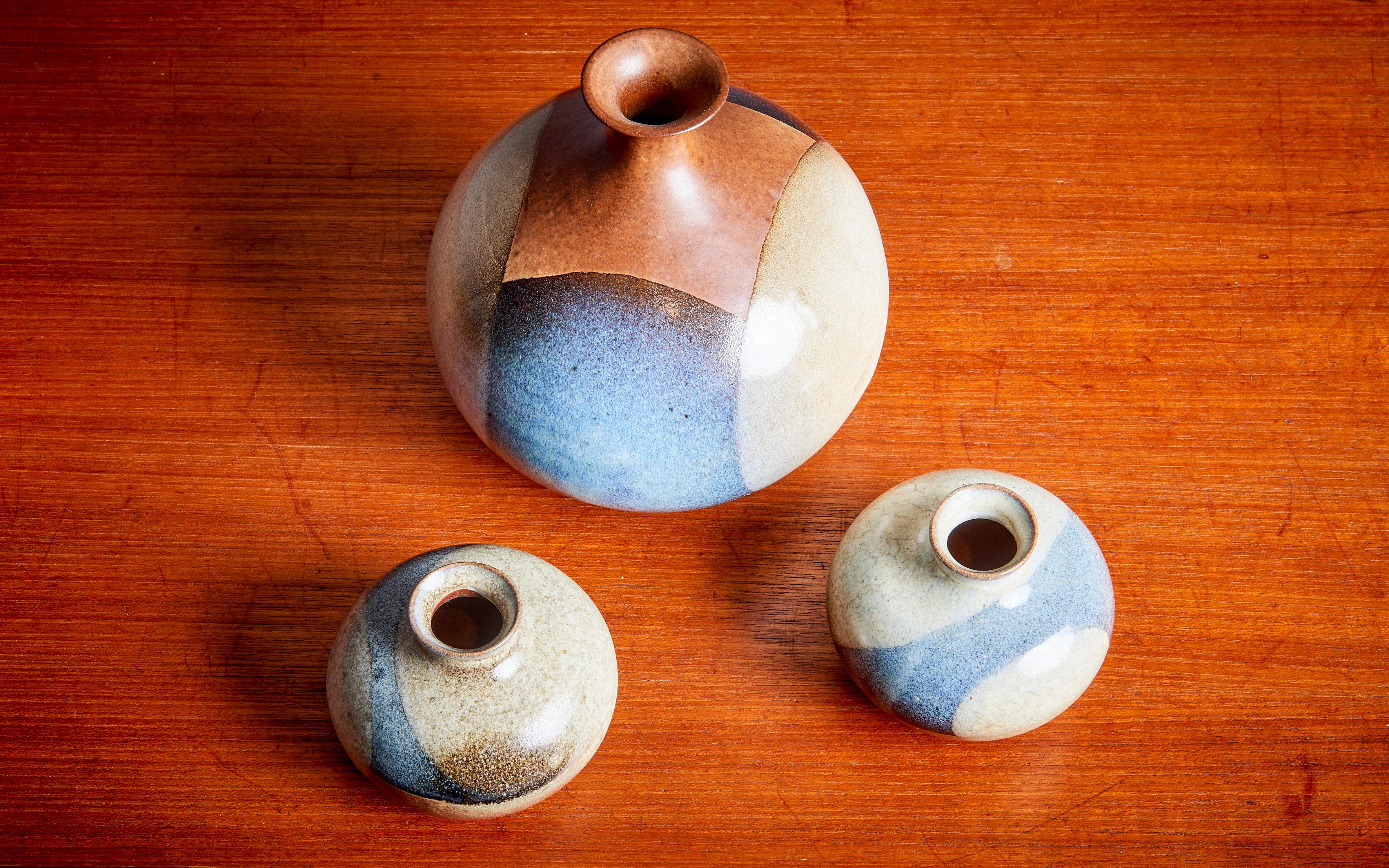 Robert Maxwell Satz von 3 Keramikvasen. Die angegebenen Maße gelten für die größere Vase. Die beiden kleineren messen 9 cm im Durchmesser und 7,5 cm in der Höhe. 