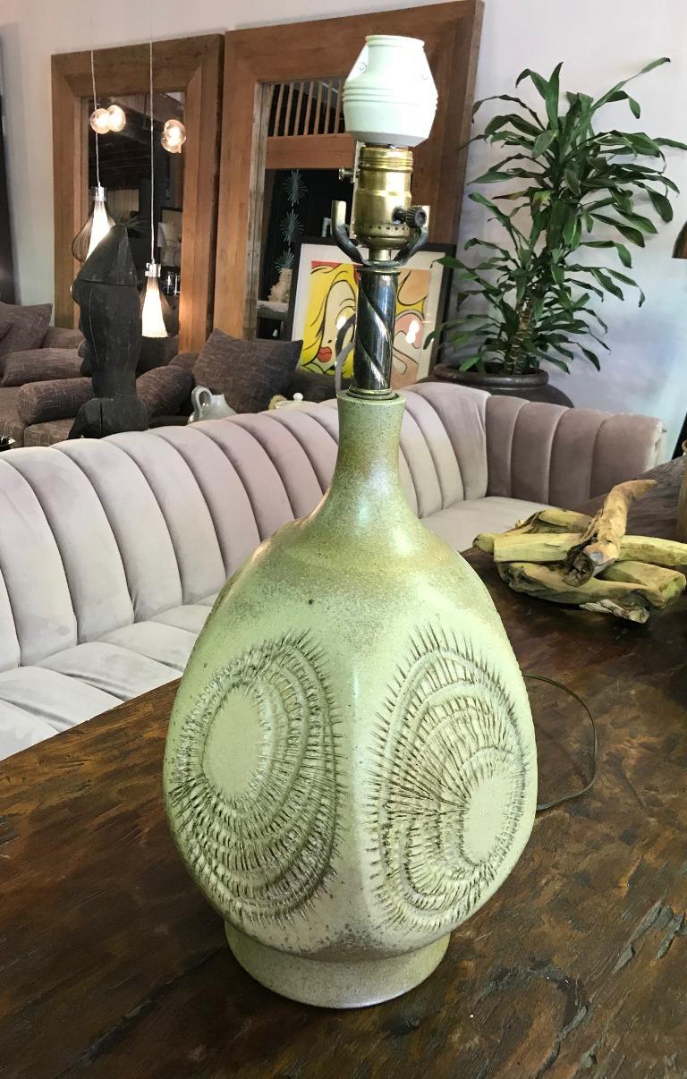 Robert Maxwell Signed Mid-Century Modern Large Earthgender Studio Ceramic Lamp In Good Condition In Studio City, CA