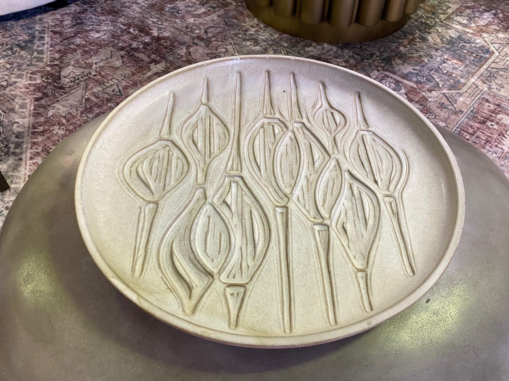 A wonderfully made and beautifully designed Mid-Century Modern pottery charger by famed California potter and sculptor Robert Maxwell. 

Maxwell co-founded Earthgender pottery with fellow potter David Cressey. 

This charger/platter was made at