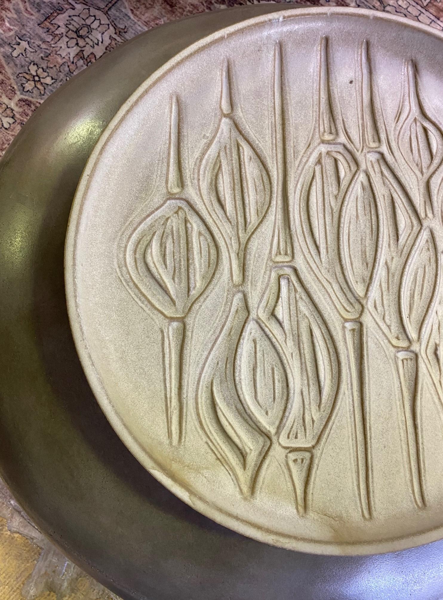 Robert Maxwell Signed Large Mid-Century Modern California Studio Pottery Charger In Good Condition For Sale In Studio City, CA