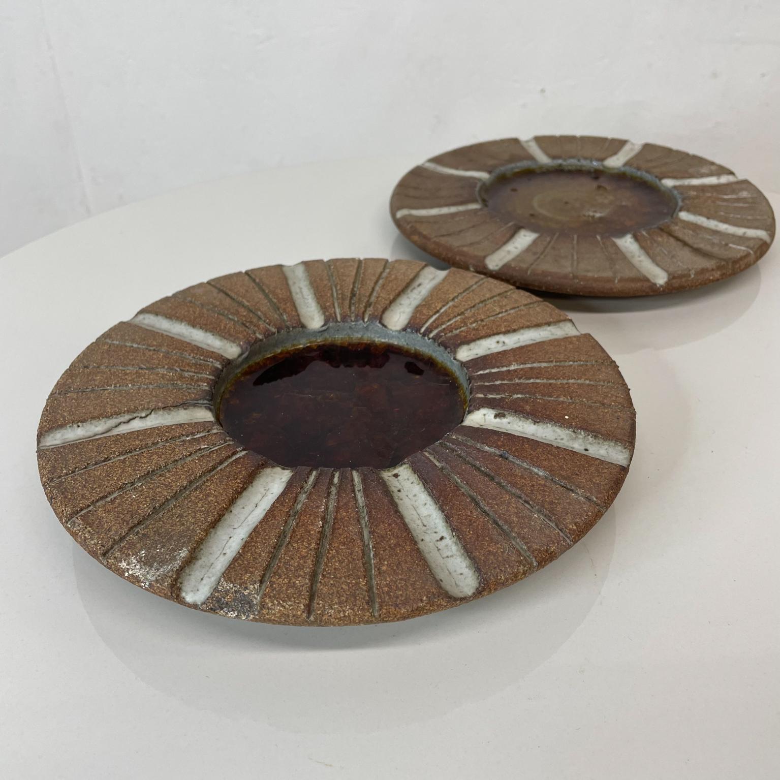 We are offering:
Robert Maxwell decorative plate #2 stoneware pottery Craft Santa Monica, California Mid-Century Modern 1960s
Measures: 8.75 diameter x .88 tall inches
Preowned unrestored good vintage condition.
Refer to images please.