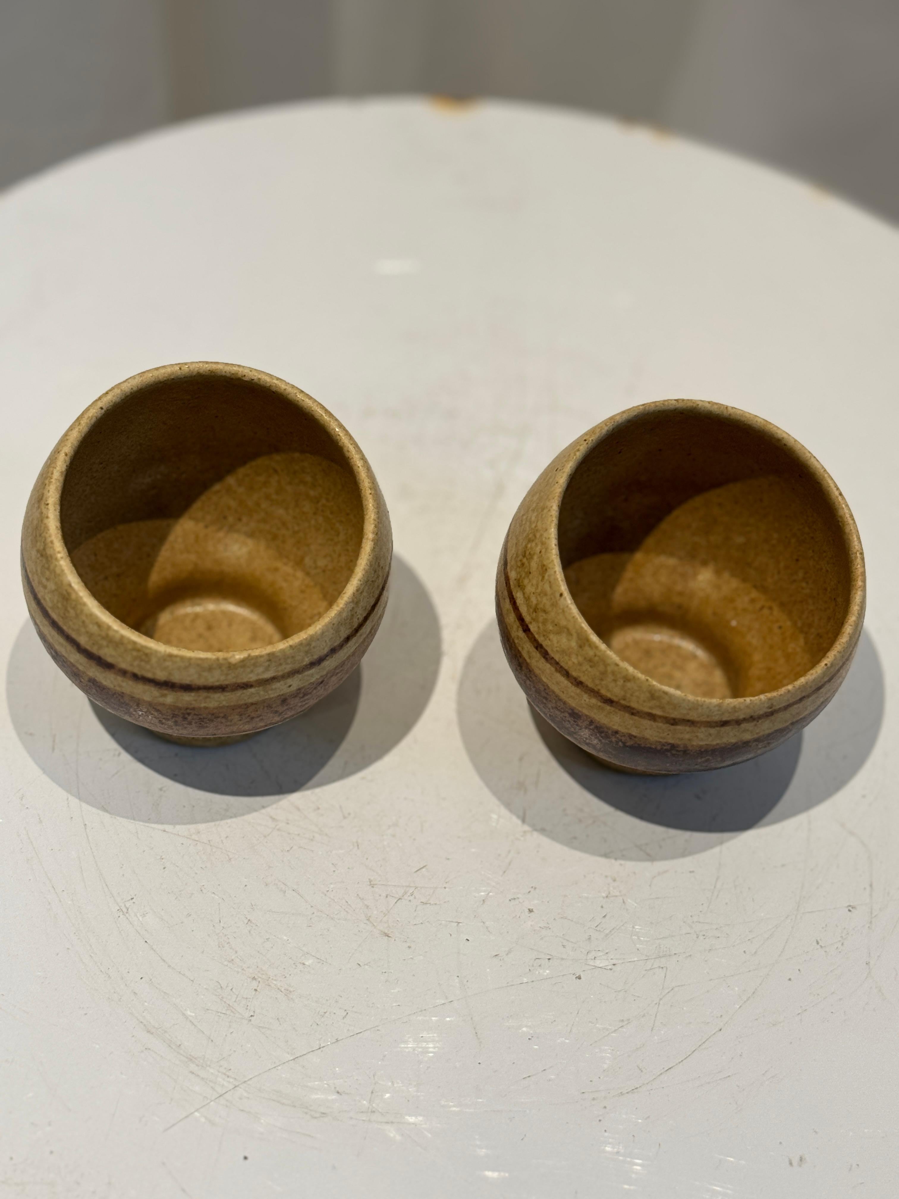 Mid-Century moderno Set di tazze in ceramica dello Studio Robert Maxwell - Ceramica artigianale moderna di metà secolo in vendita