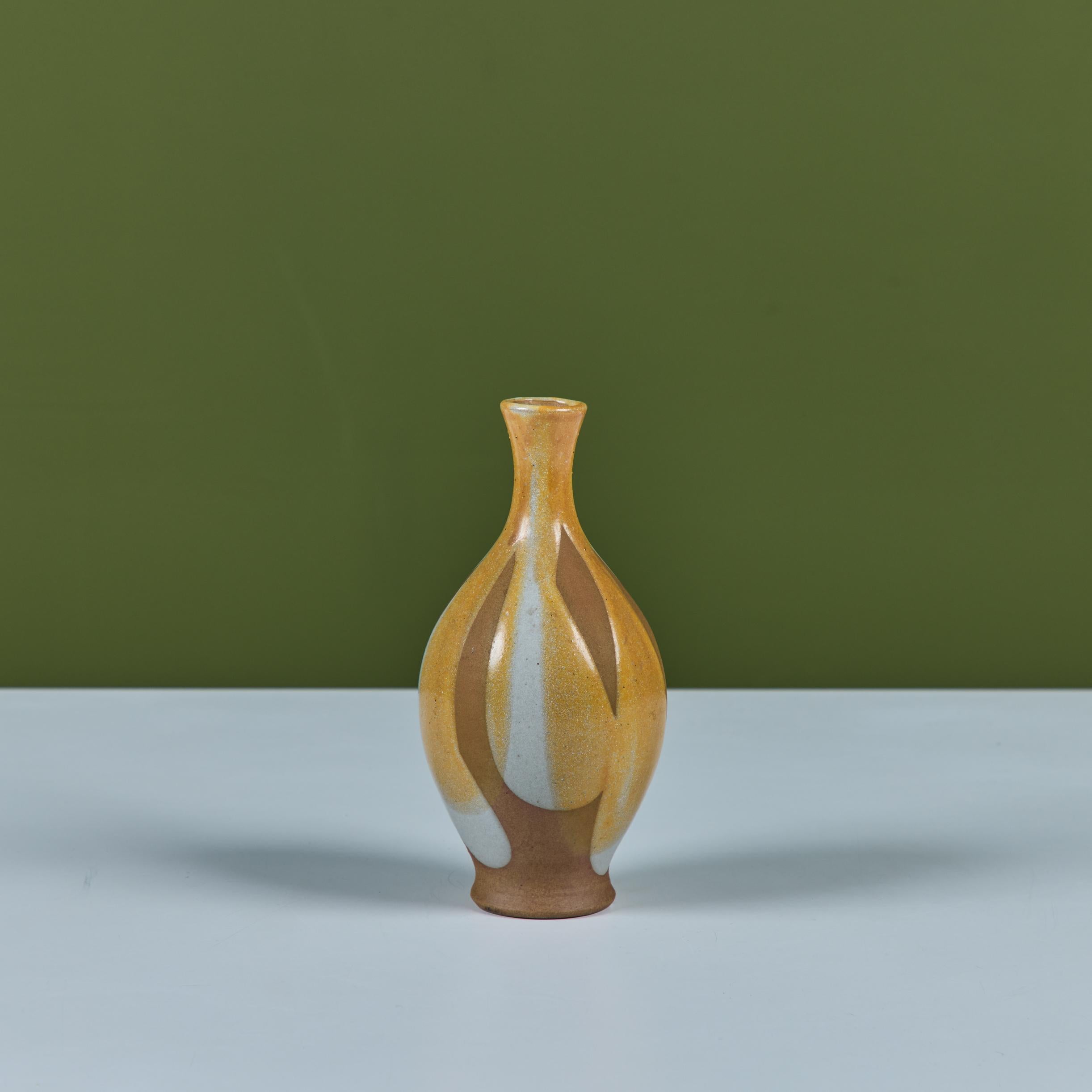 Vaso in gres smaltato Robert Maxwell Tan In condizioni ottime in vendita a Los Angeles, CA
