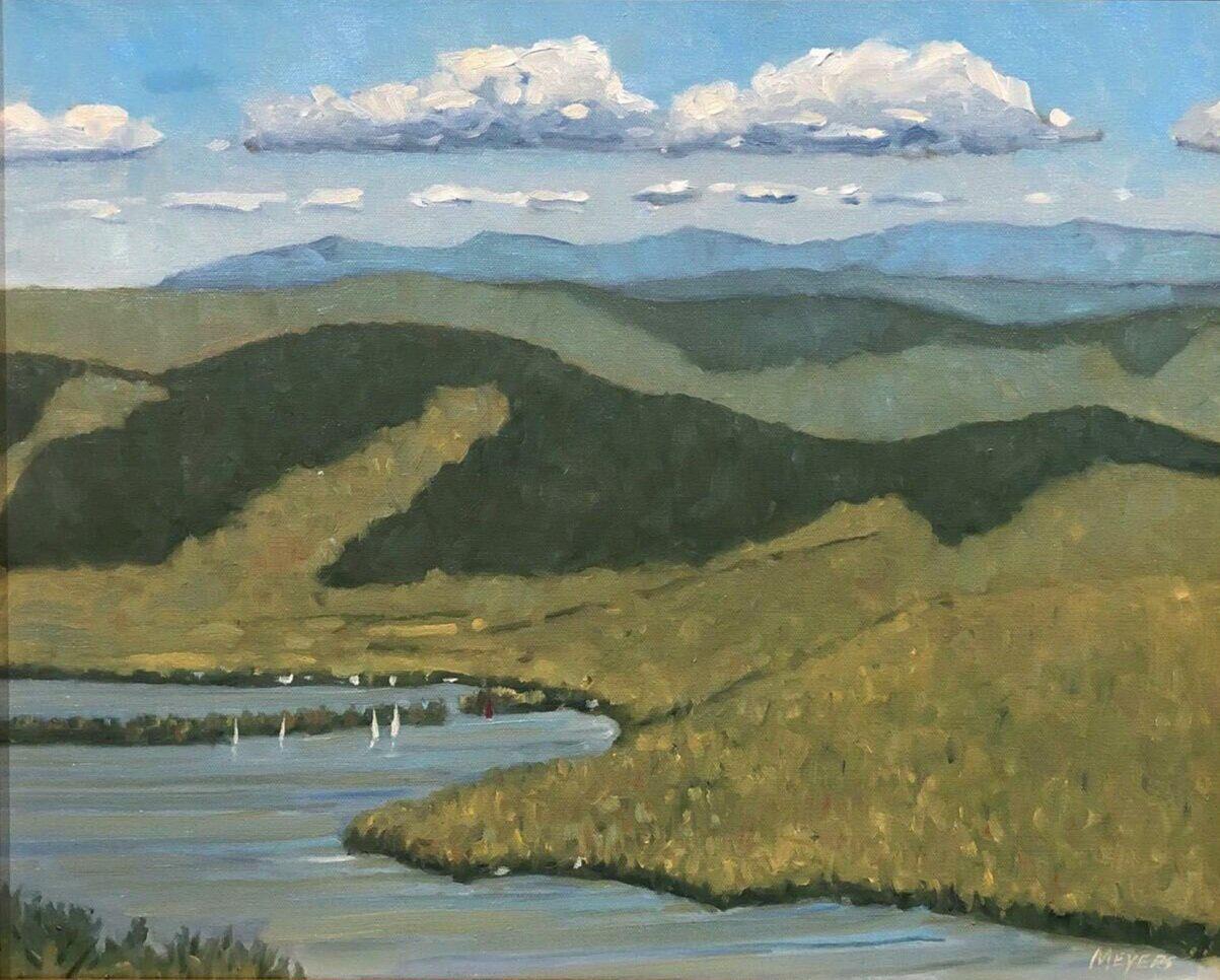 Cette œuvre, "View of Vermont Hill", est une peinture à l'huile sur toile 16x20 de l'artiste Robert Meyers. Voici une vue aérienne ensoleillée du lac George, dans le nord de l'État de New York.  Le lac est entouré de montagnes vallonnées et