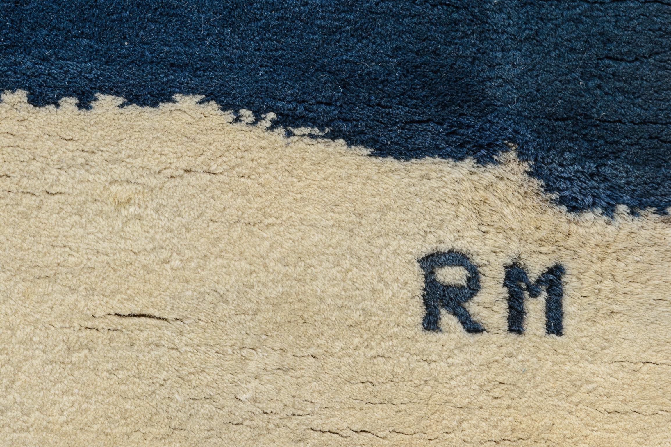 Robert Motherwell Blauer und grüner Wandteppich
Das Textil wurde von Modern Masters Tapestry, Inc. in Auftrag gegeben.
Ursprünglich gewebt im Jahr 1965
Ein neutraler beiger Hintergrund wird durch zwei horizontale blaue Streifen geteilt, die eine