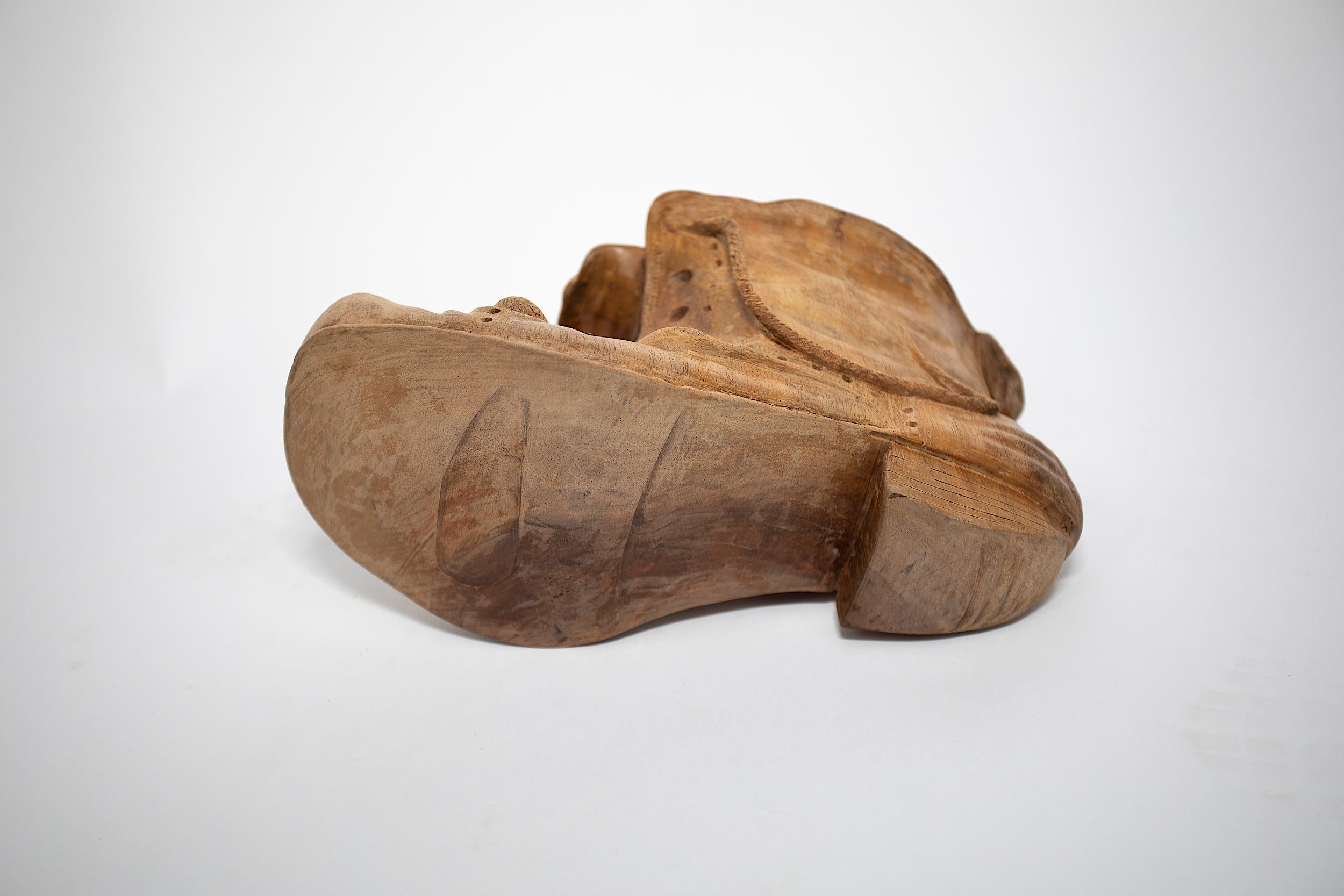 Botte en bois sculpté avec souris en vente 1