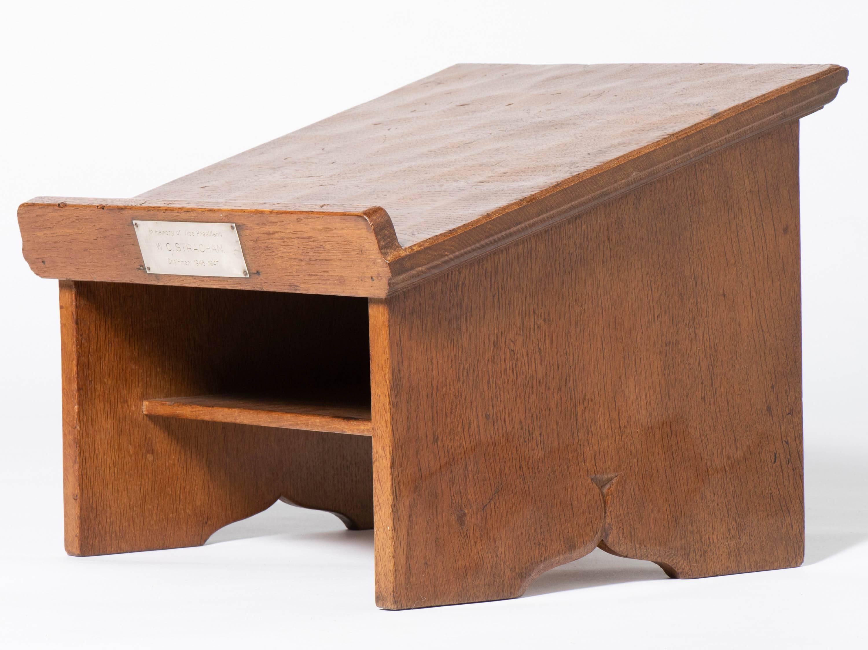 Sculpté à la main Robert Mouseman Thompson Oak Bookstand, Angleterre, vers 1947 en vente