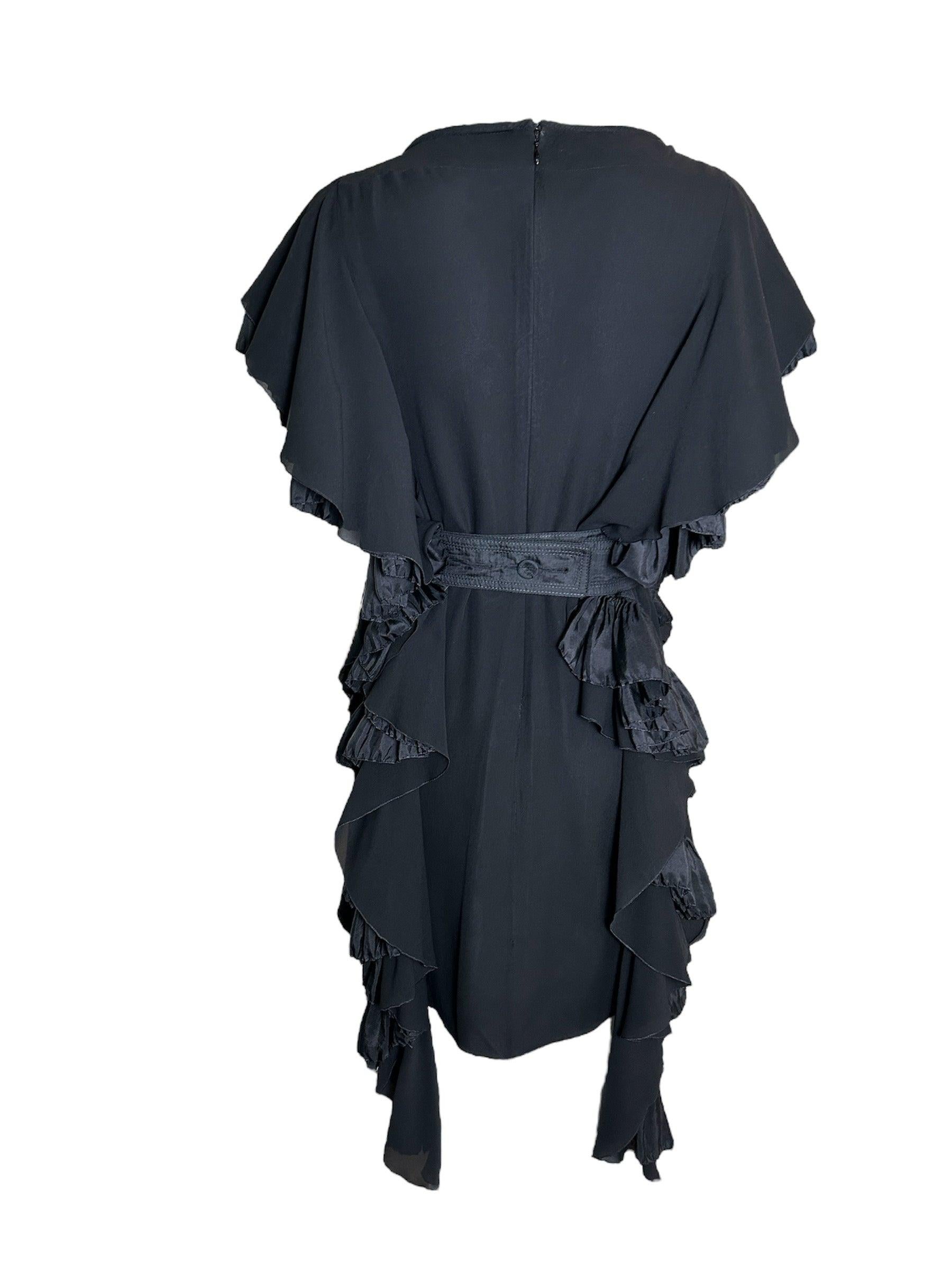 Dieses avantgardistische Kleid des unauffälligen französischen Designers Robert Normand, französischer Designer und Innenarchitekt, ist ein strukturiertes Stück. Die seitlichen Rüschen aus kaskadenartigen Strukturen sind der eigentliche Blickfang