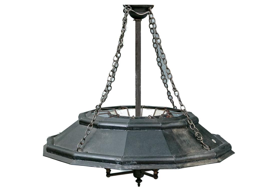 Un magnifico design di Robert Ogden in acciaio sfaccettato e segmenti di specchio applicati a mano. Il signor Ogden è giustamente famoso per i suoi design che prendono spunto dall'epoca vittoriana per creare la sua incredibile illuminazione da