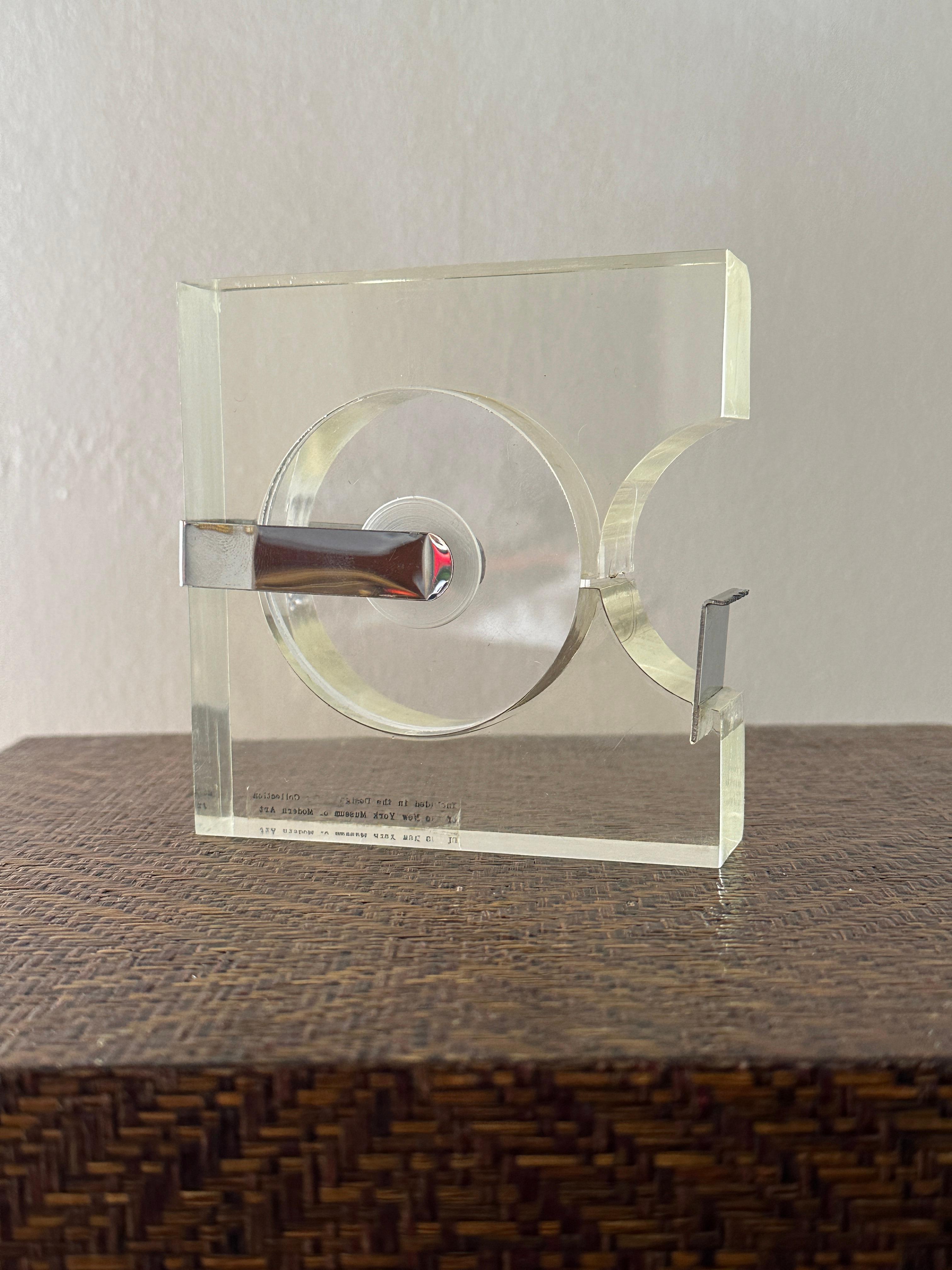 Robert P. Gottlieb MOMA Schreibtisch-Accessoire Klebebandspender Lucite / verchromter Stahl (Handgefertigt) im Angebot