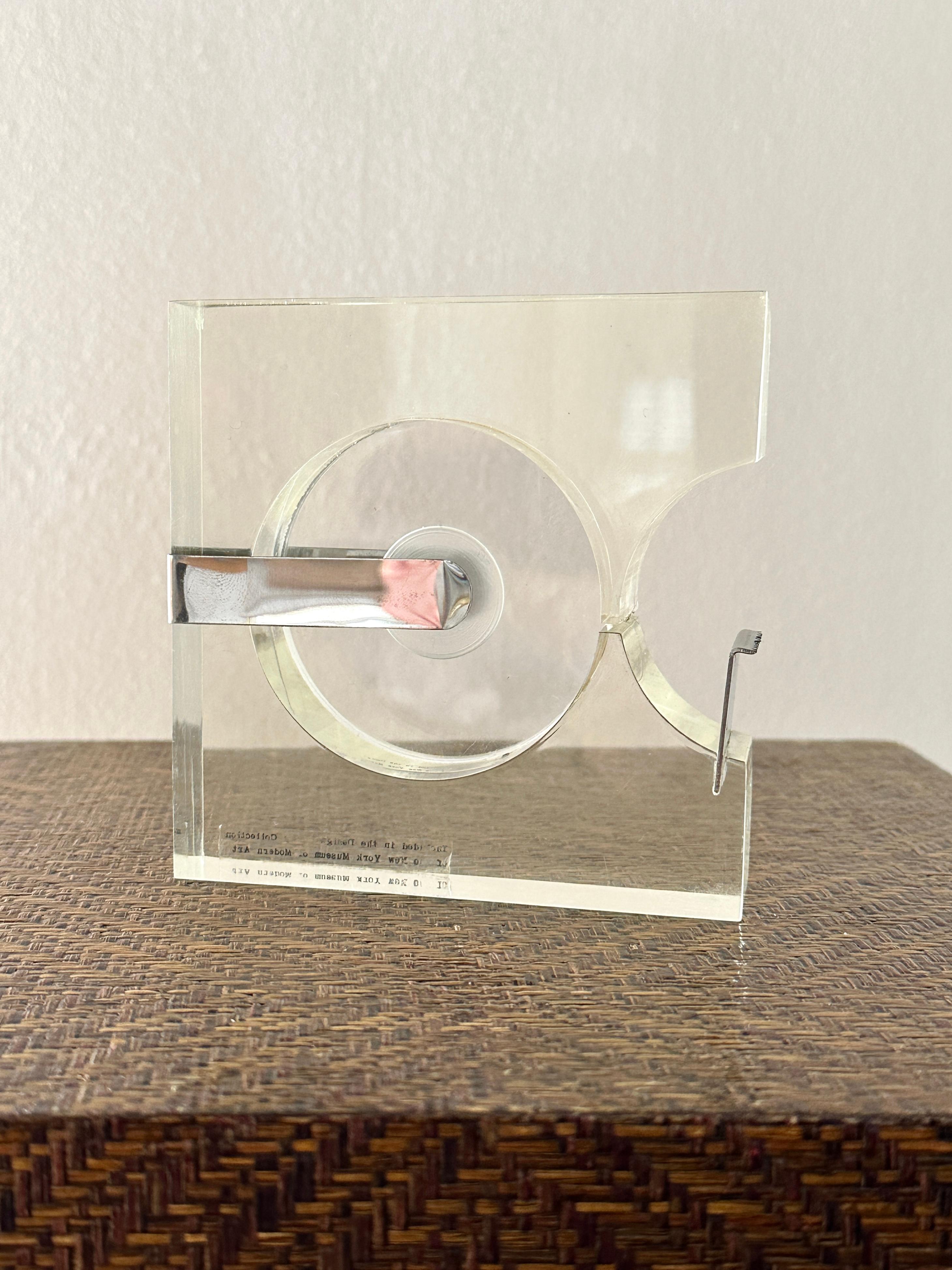 Robert P. Gottlieb MOMA Schreibtisch-Accessoire Klebebandspender Lucite / verchromter Stahl (20. Jahrhundert) im Angebot