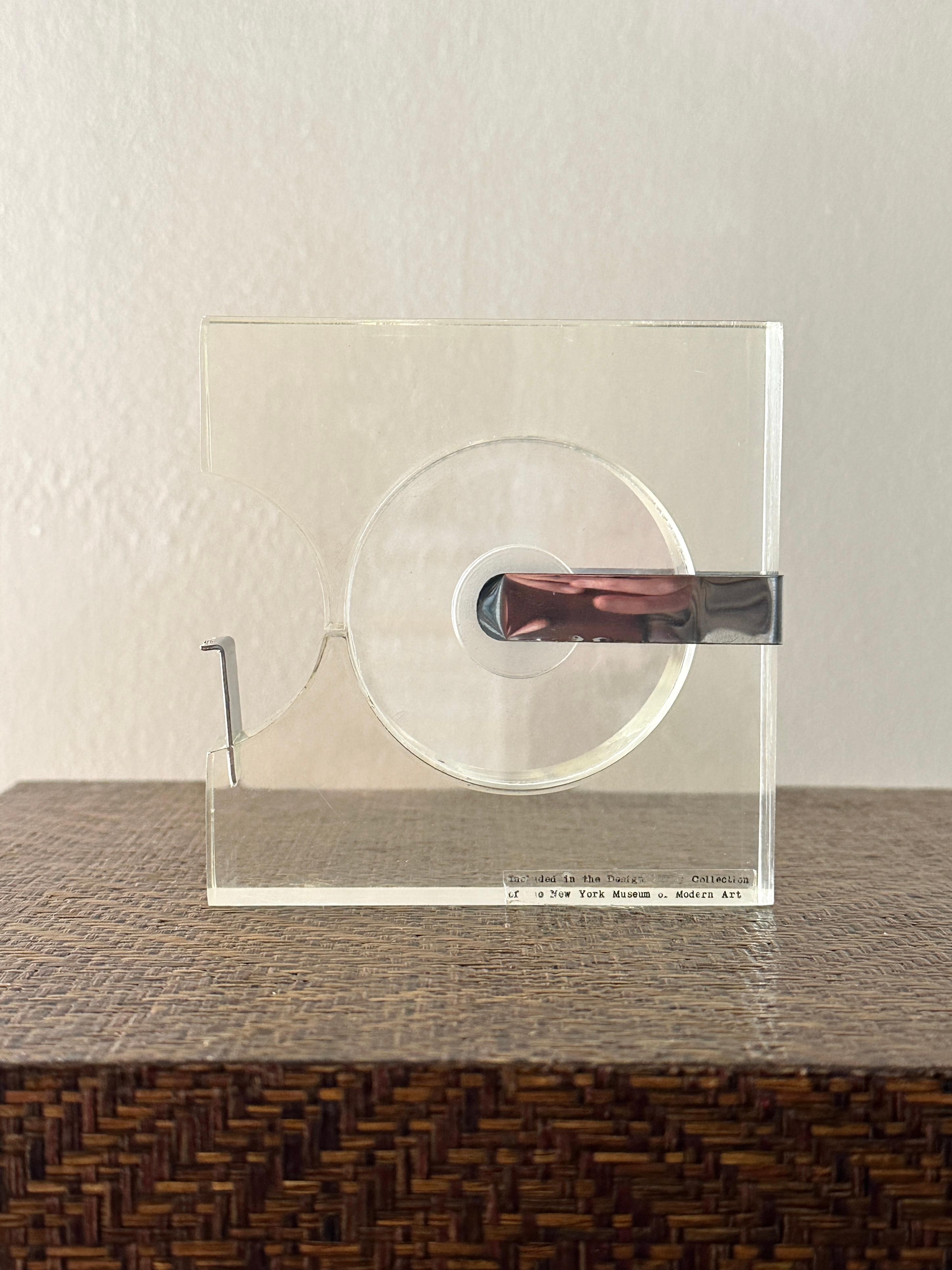 Robert P. Gottlieb MOMA Schreibtisch-Accessoire Klebebandspender Lucite / verchromter Stahl im Angebot 1