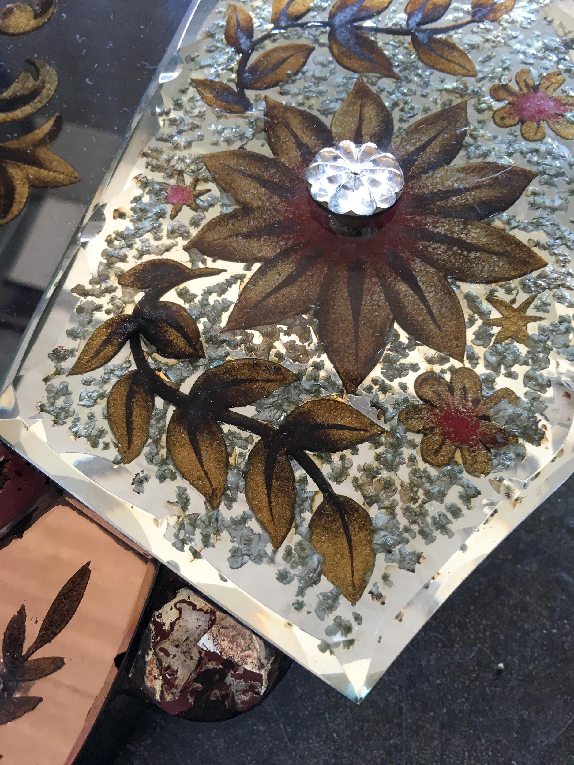 Specchio neoclassico con cornice in vetro specchiato eglomitato decorato in oro, disegnato da Robert Pansart.
Robert Pansart è stato un designer e decoratore francese attivo nella metà del XX secolo. Non si sa molto della sua vita, ma è noto per i