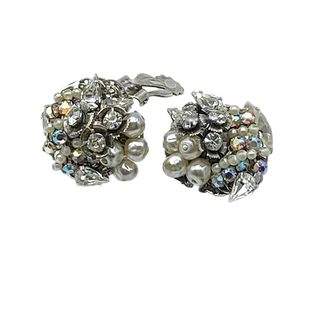 Dies ist ein Paar signierte Robert Perle & Strass Ohrringe Clip-on. Sie wurden von Hand mit simulierten Perlen und klaren Strasssteinen auf antikem Silberfiligran mit Art Nouveau Natur-Motiven verdrahtet. 

Robert ist das Markenzeichen der 1942 in