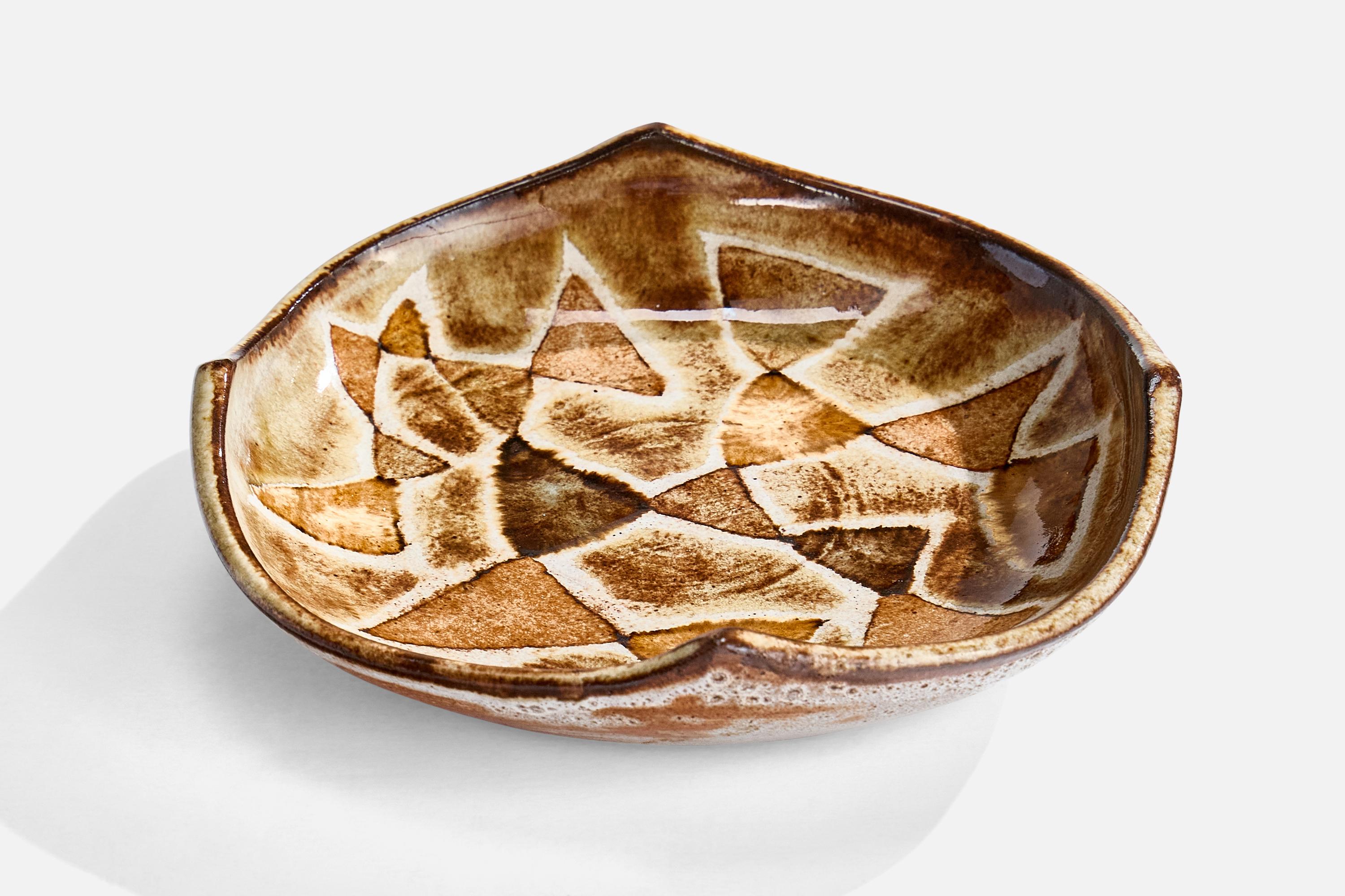 Plato de cerámica vidriada en marrón diseñado por Robert Perot y producido por Atelier du Vieux Moulin, Valluris, Francia, c. 1950.

Dimensiones totales (pulgadas): 1,25