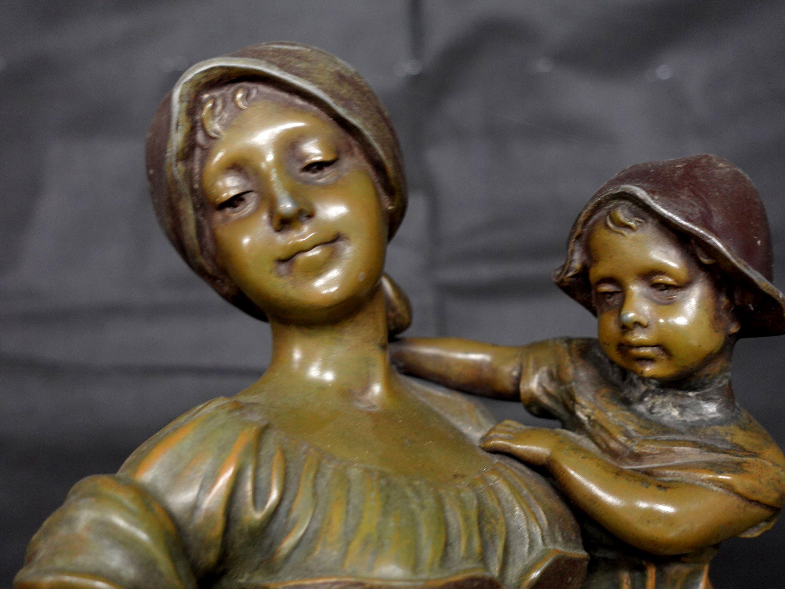 Robert Pfeffer, sculpture en bronze Jeune Mere, jeune fille avec enfant, Ric069 en vente 2