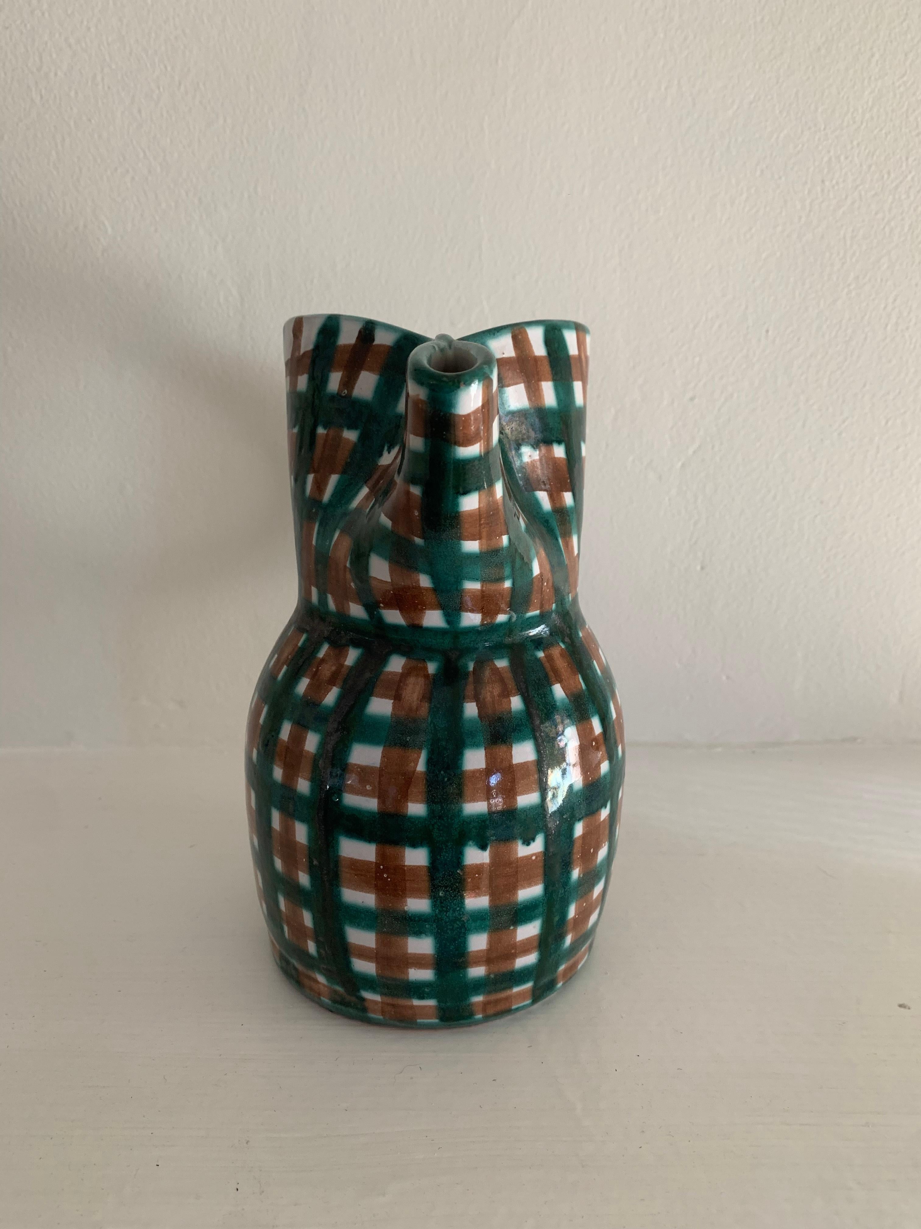 Stile provenzale Robert Picault (1919-2000) Brocca in ceramica con motivo a quadri, Vallauris, Francia, anni '50 in vendita