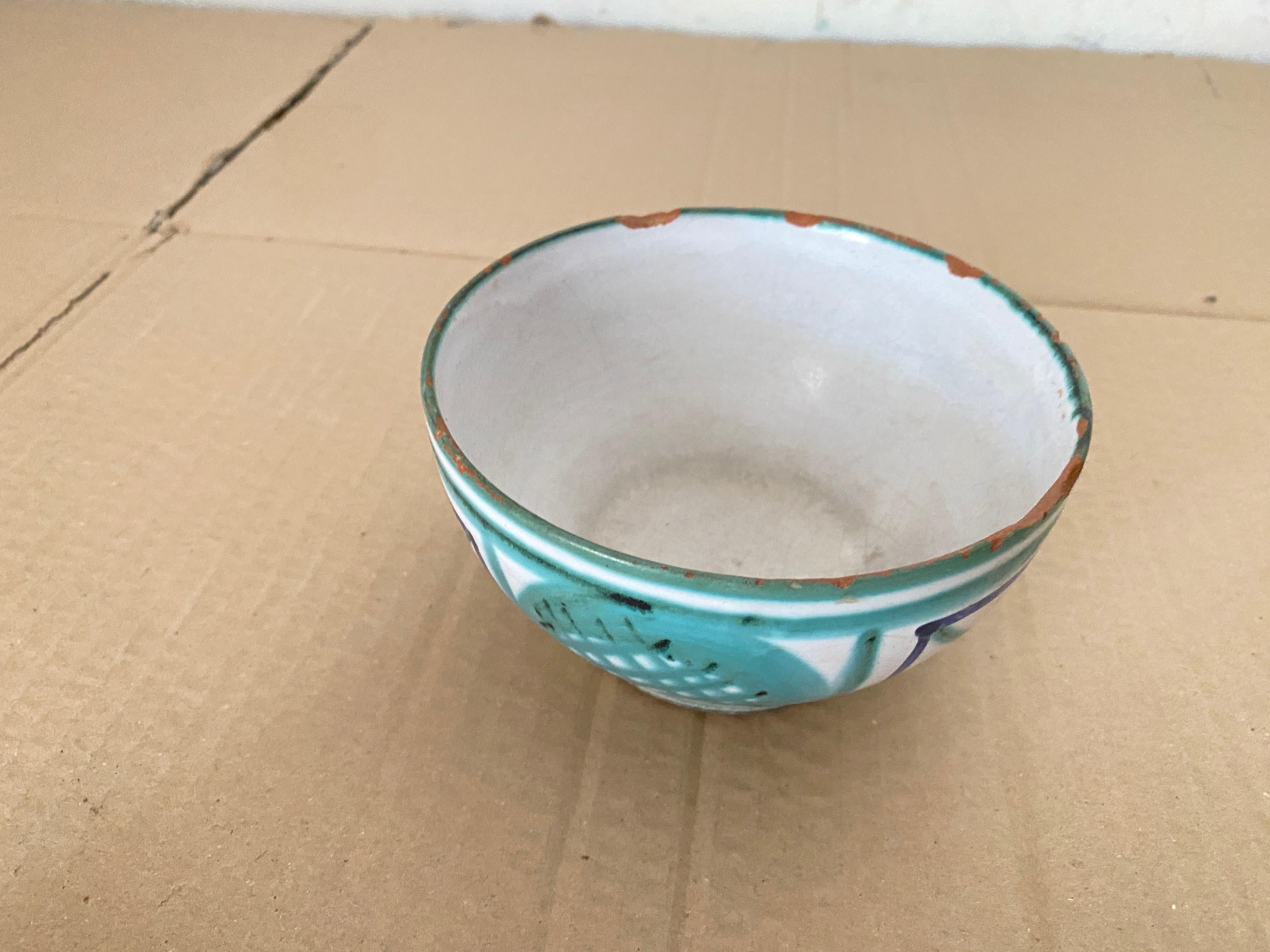 Beautiful hand painted Set of Bowl by Robert Picault from France, 1950's. White glaze with green Blue and brown painted zig-zag motif.  Signed RP.
Vallauris.