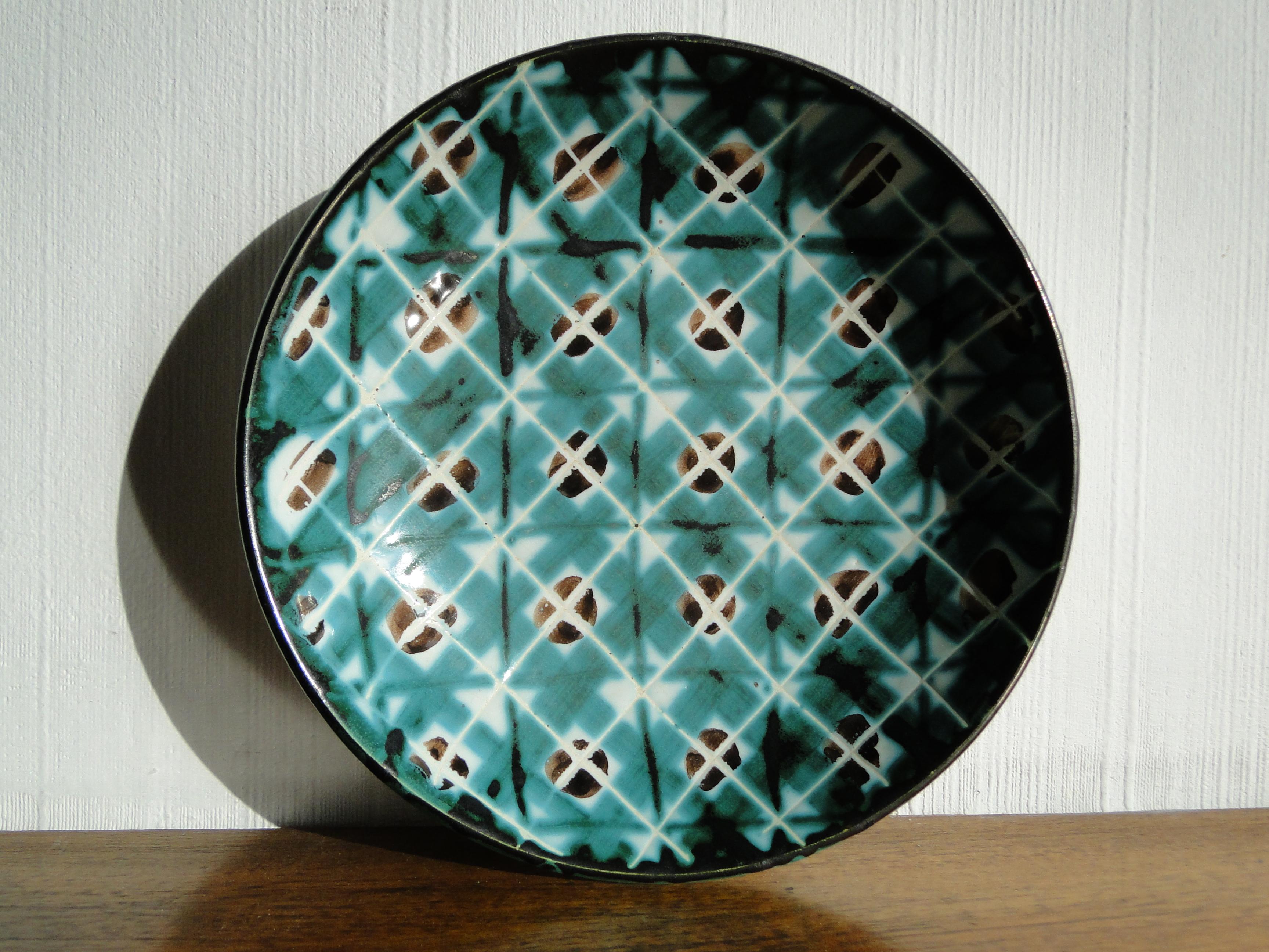 Robert Picault (1919 - 2000)
Französischer Keramiker in Vallauris

Robert Picault hat zur Wiederbelebung der kulinarischen Keramik beigetragen, indem er die traditionellen lokalen Formen, die mit Linien und geometrischen Mustern verziert sind,