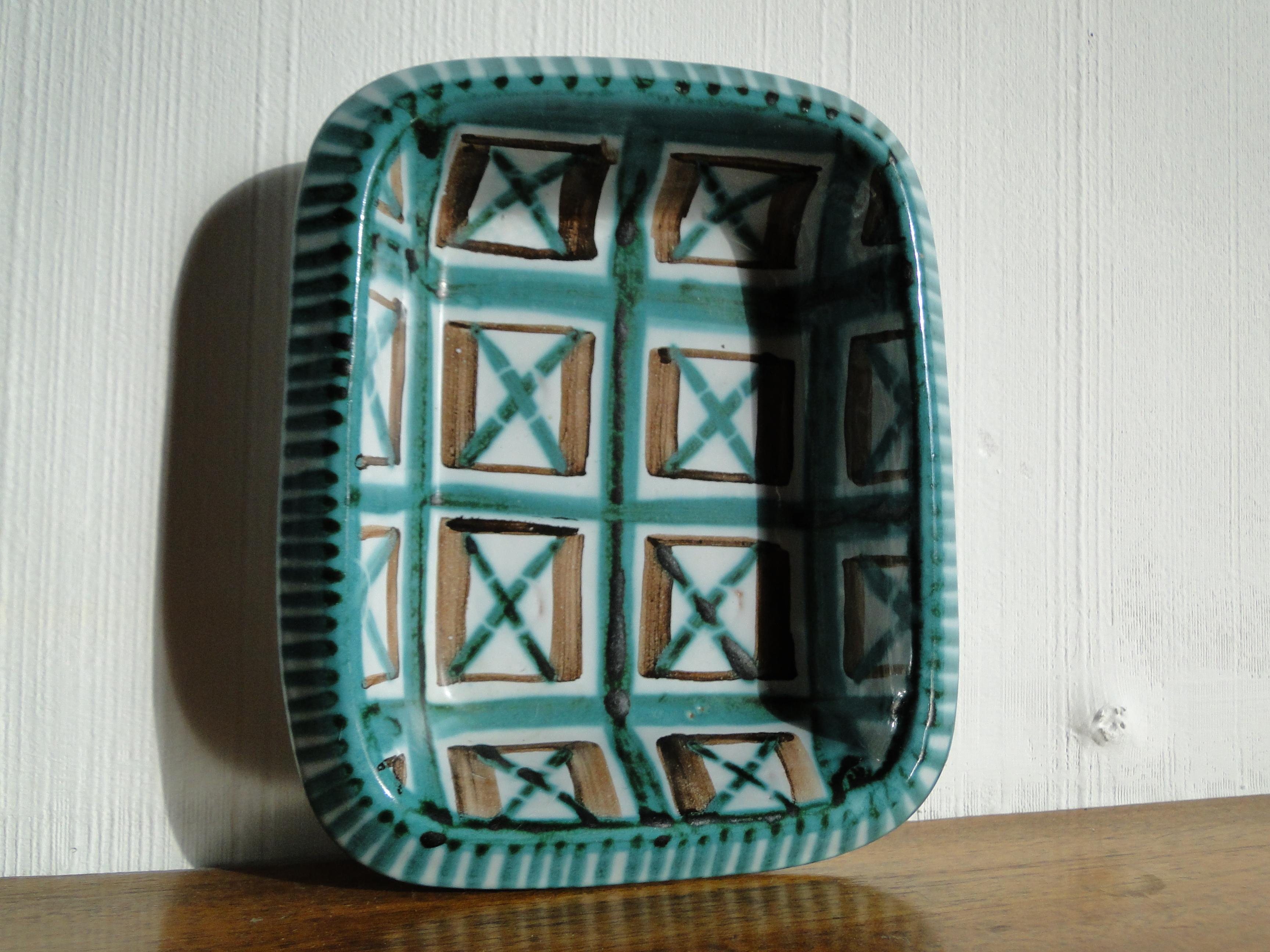 Robert Picault (1919 - 2000)
Französischer Keramiker in Vallauris

Robert Picault hat zur Wiederbelebung der kulinarischen Keramik beigetragen, indem er die traditionellen lokalen Formen, die mit Linien und geometrischen Mustern verziert sind,