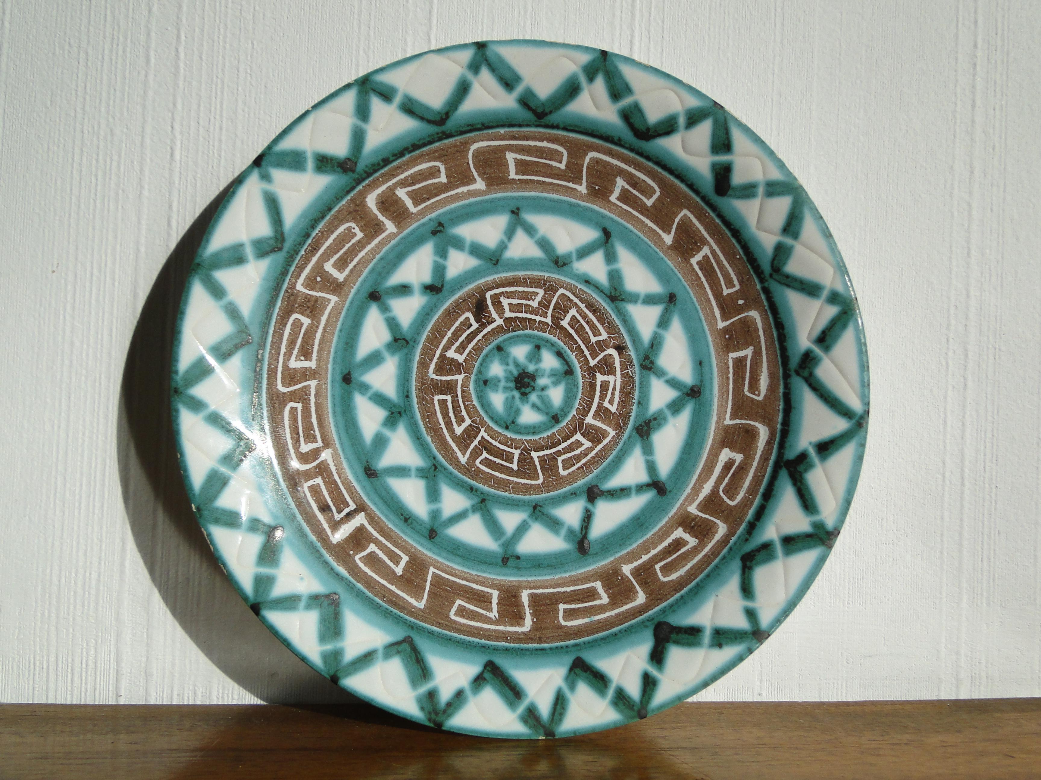 Robert Picault (1919 - 2000)
French ceramist in Vallauris

Robert Picault has contributed to the revival of culinary ceramics by updating traditional local forms decorated with lines and geometric designs.

His identity style has been a great