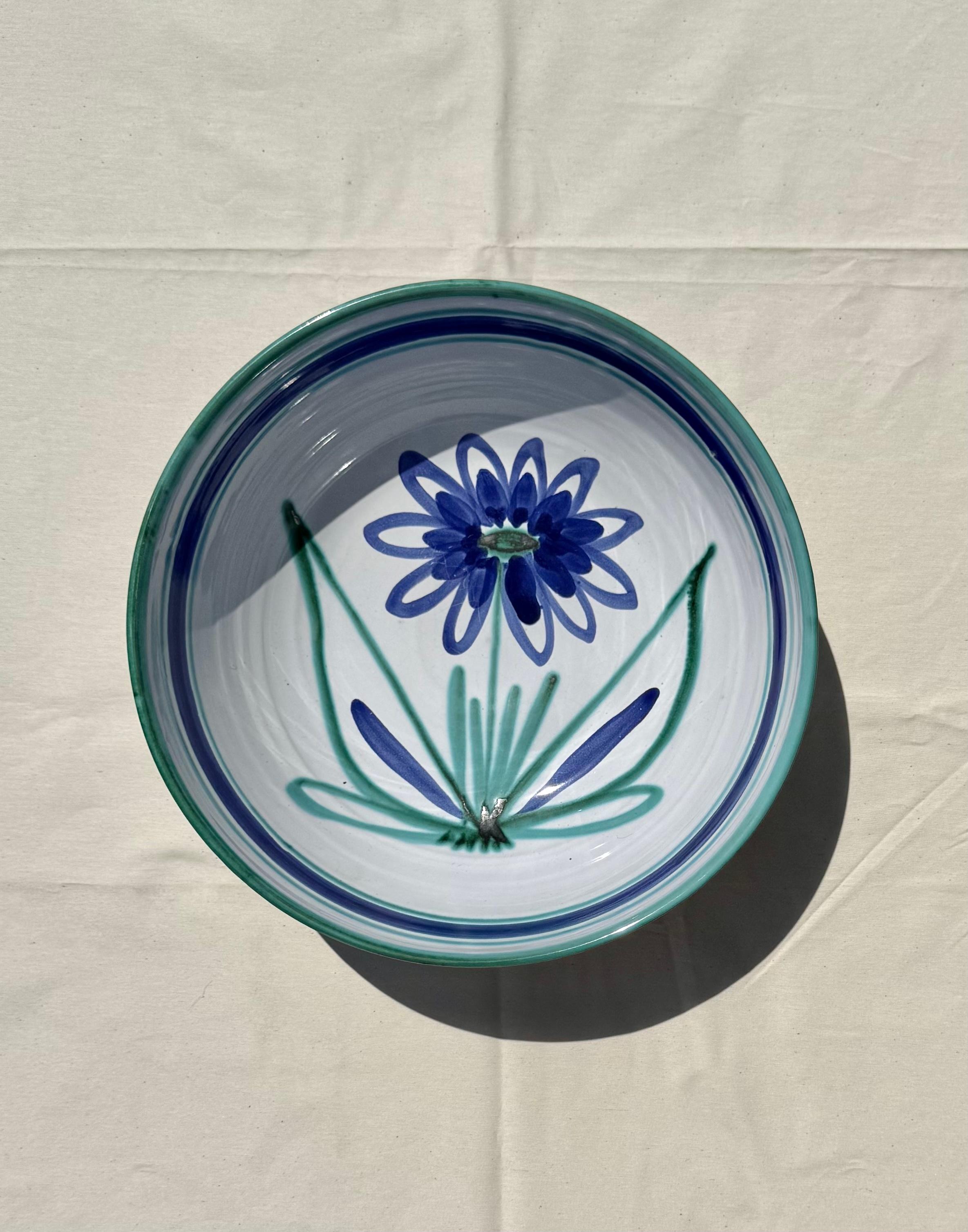 Origine
Vallauris, Francia, circa anni '50

I materiali
Ceramica smaltata

Dimensioni
9,8 cm di diametro x 3,7 di altezza (25 cm x 9,5 cm)

Condizione
Condizioni vintage molto buone, coerenti con l'età e l'utilizzo leggero

Un'affascinante ciotola