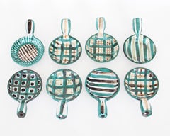 Ensemble de huit plats d'appoint en céramique réalisés par l'artiste français Robert Picault