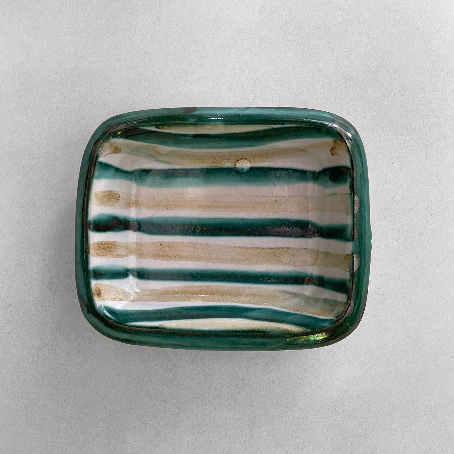 Robert Picault Vase en céramique française
France, vers 1950 
Peut être utilisé comme cendrier ou comme attrape-tout.
Des motifs, des couleurs et un design éclatants
Pas de dommages structurels
Patine d'âge et d'utilisation
Identification