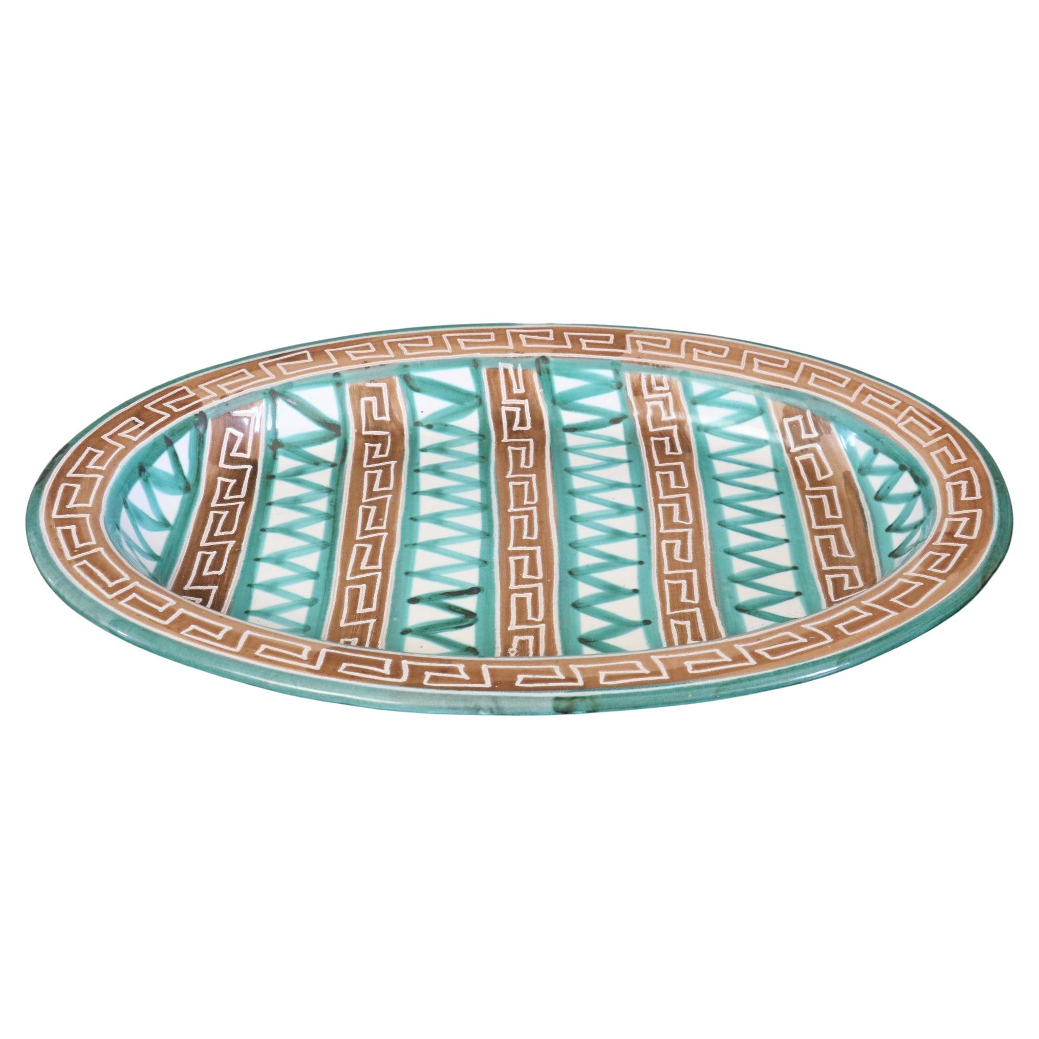 Robert Picault, grand plat ovale en céramique, assiette, signé, Vallauris, France 1950s

Grand plat émaillé dans des tons blancs, verts et bruns. Il s'agit d'un magnifique et très grand centre de table en céramique.
Décorations géométriques. 
En