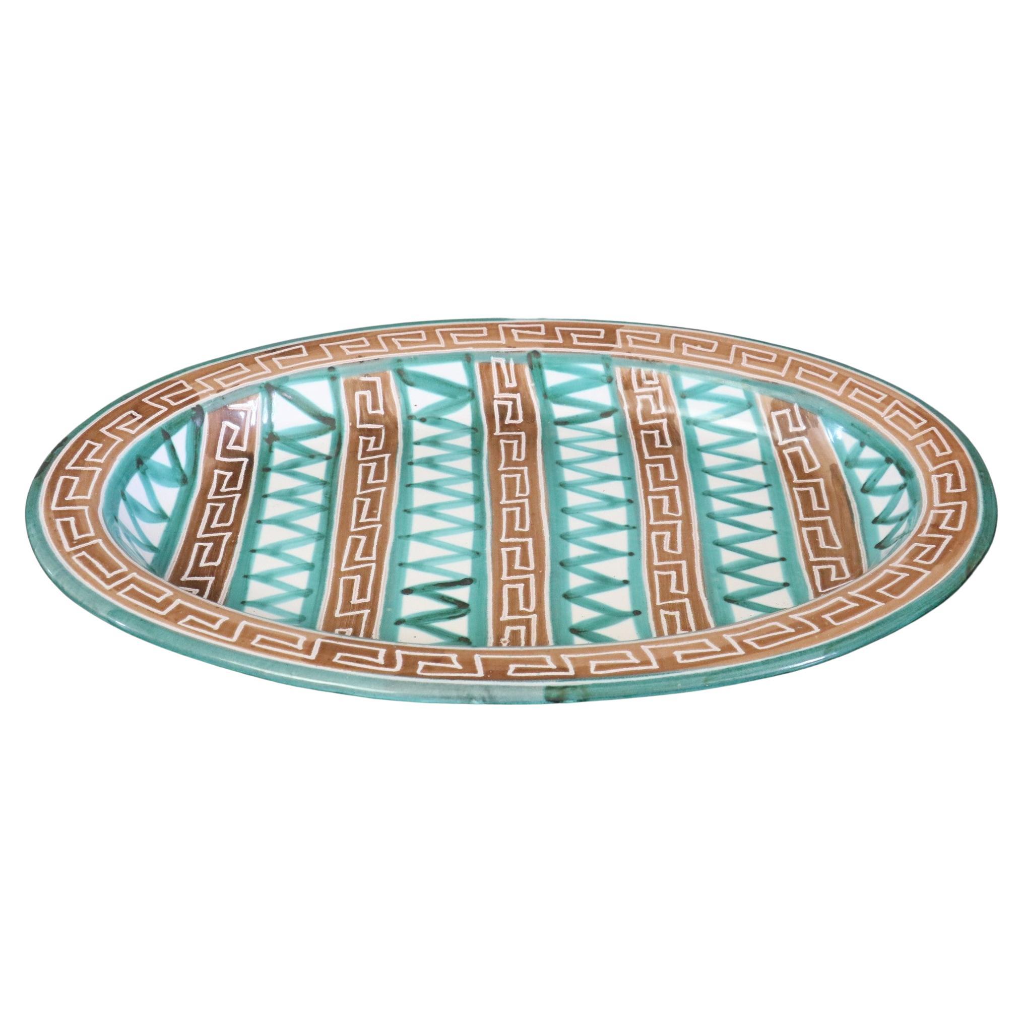 Robert Picault, gran fuente ovalada de cerámica, plato, firmado, Vallauris, Francia Años 50

Gran plato esmaltado en tonos blancos, verdes y marrones. Se trata de un hermoso centro de mesa de cerámica muy grande.
Decoraciones geométricas. 
En
