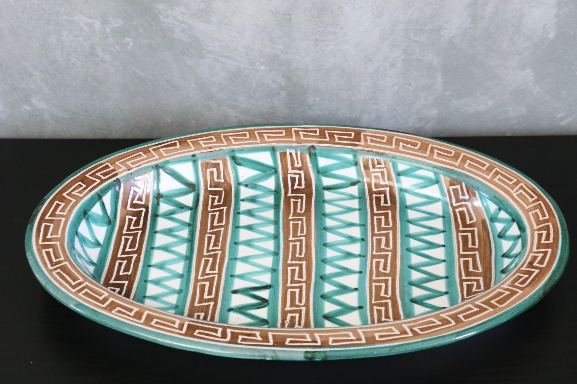 Milieu du XXe siècle Robert Picault, grand plat ovale en céramique, assiette, signé, Vallauris, France, années 1950 en vente
