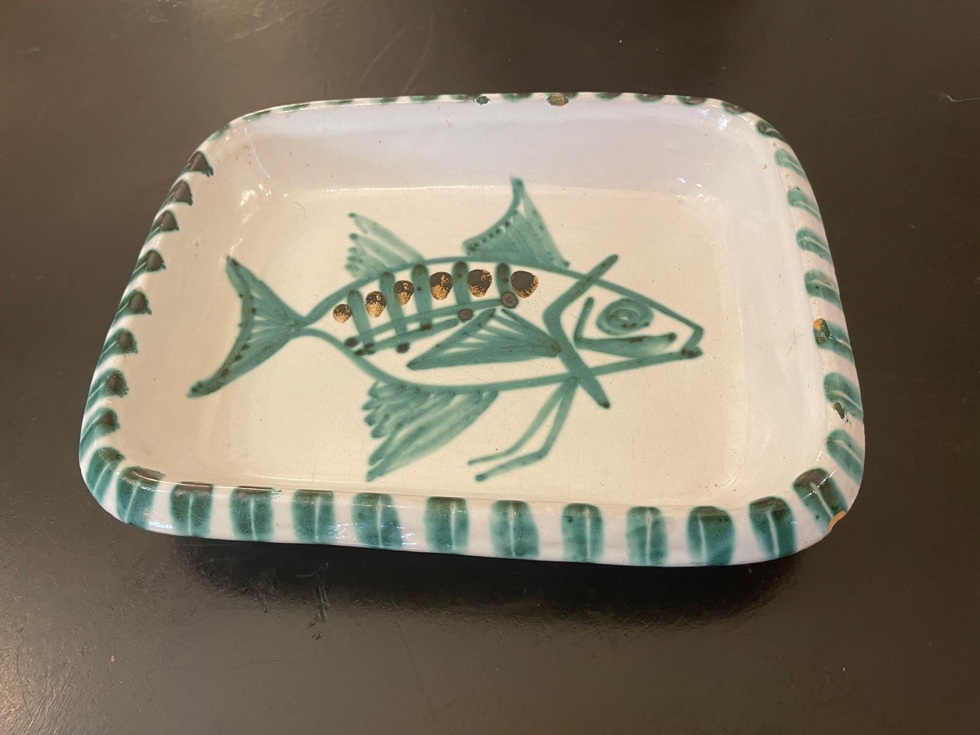 Very nice 20th century French Robert Picault painted ceramic plater from the 1950s. Famous fish decoration. 
Robert Picault has contributed to the revival of culinary ceramics by updating traditional local forms decorated with lines and geometric