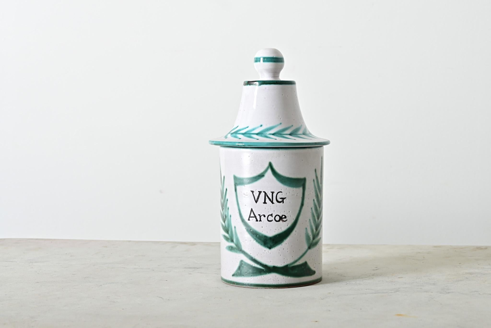 Vaso da farmacia francese vintage della metà del secolo scorso proveniente da Vallauris, sede di un'importante e influente industria ceramica nota per i suoi utensili da cucina utilitari in equilibrio con l'arte della ceramica fatta a mano, che